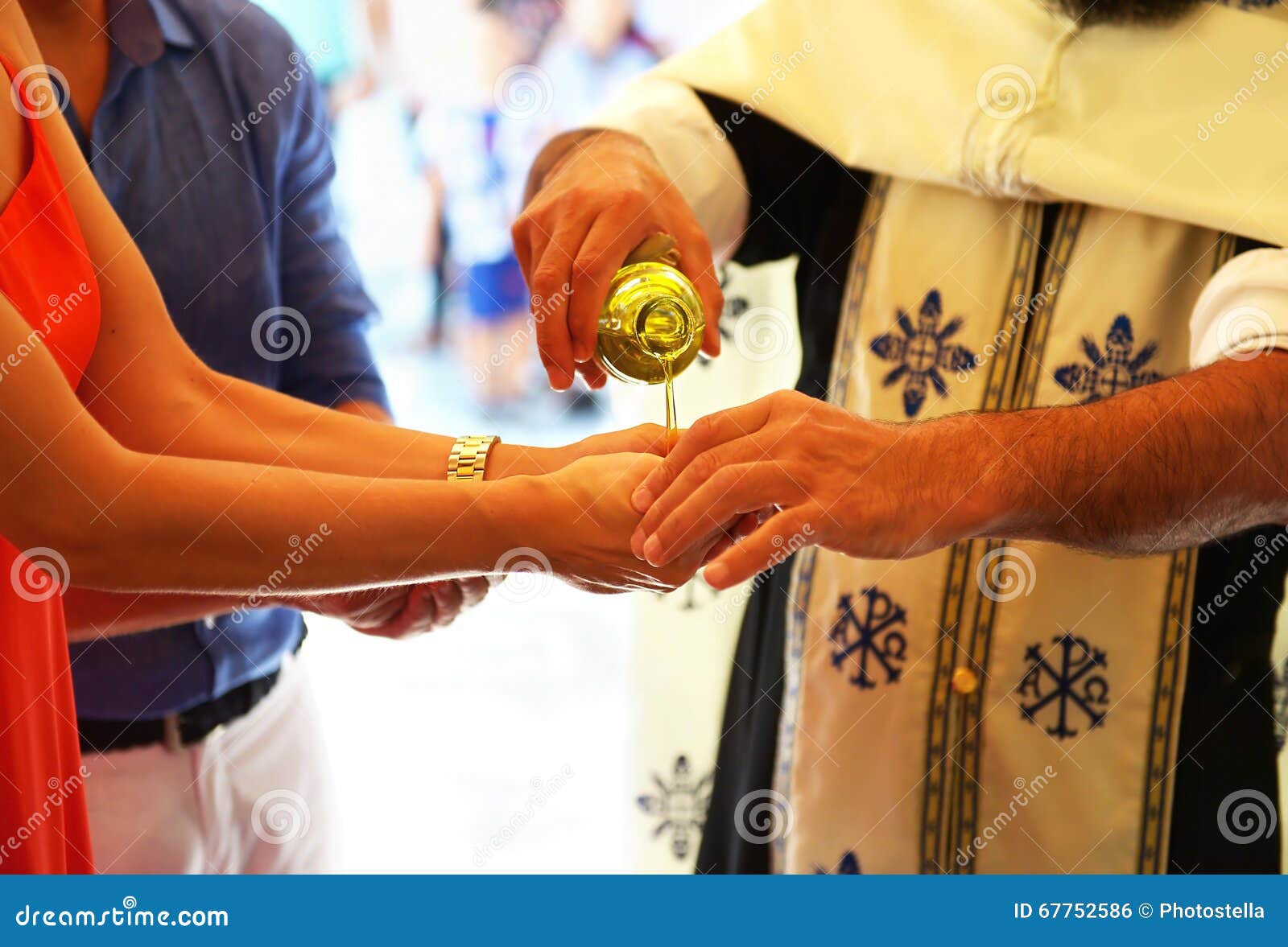 Ruolo Della Madrina Di Battesimo Icona Ortodossa Di Battesimo - Il Sacerdote Mette L'olio Di Battesimo