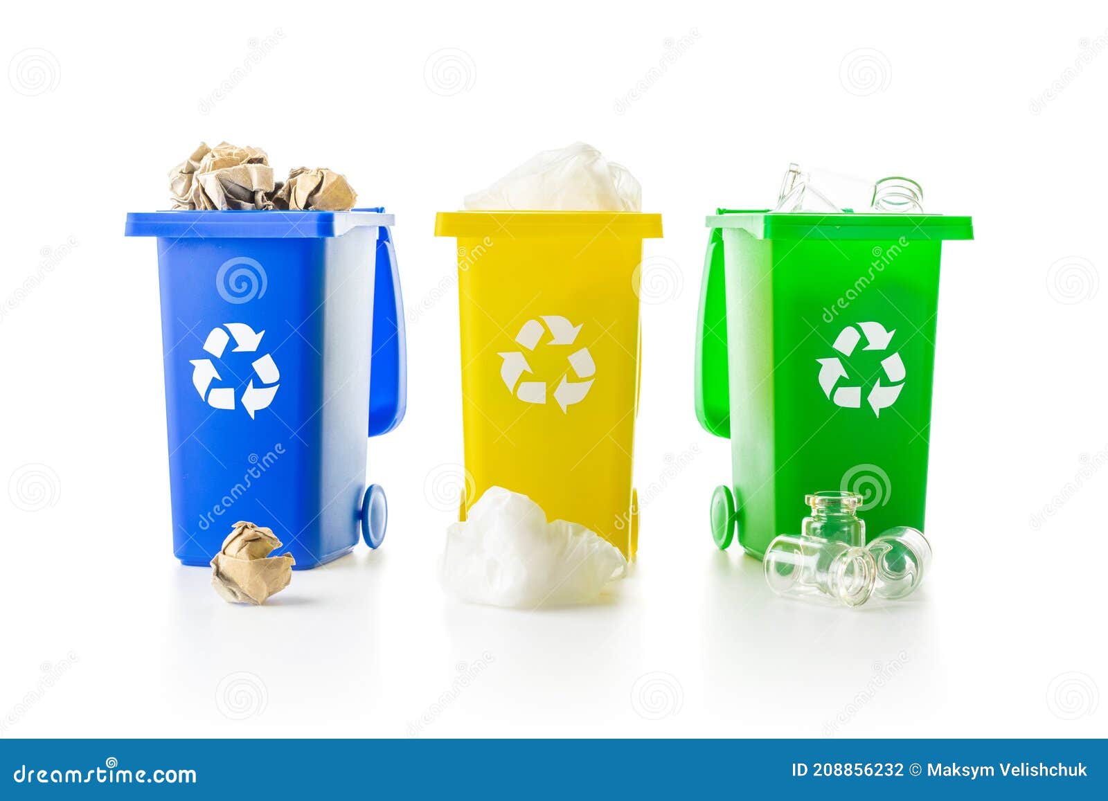 Contenedores de reciclaje amarillo verde y azul con símbolo de reciclaje  aislado sobre fondo blanco.