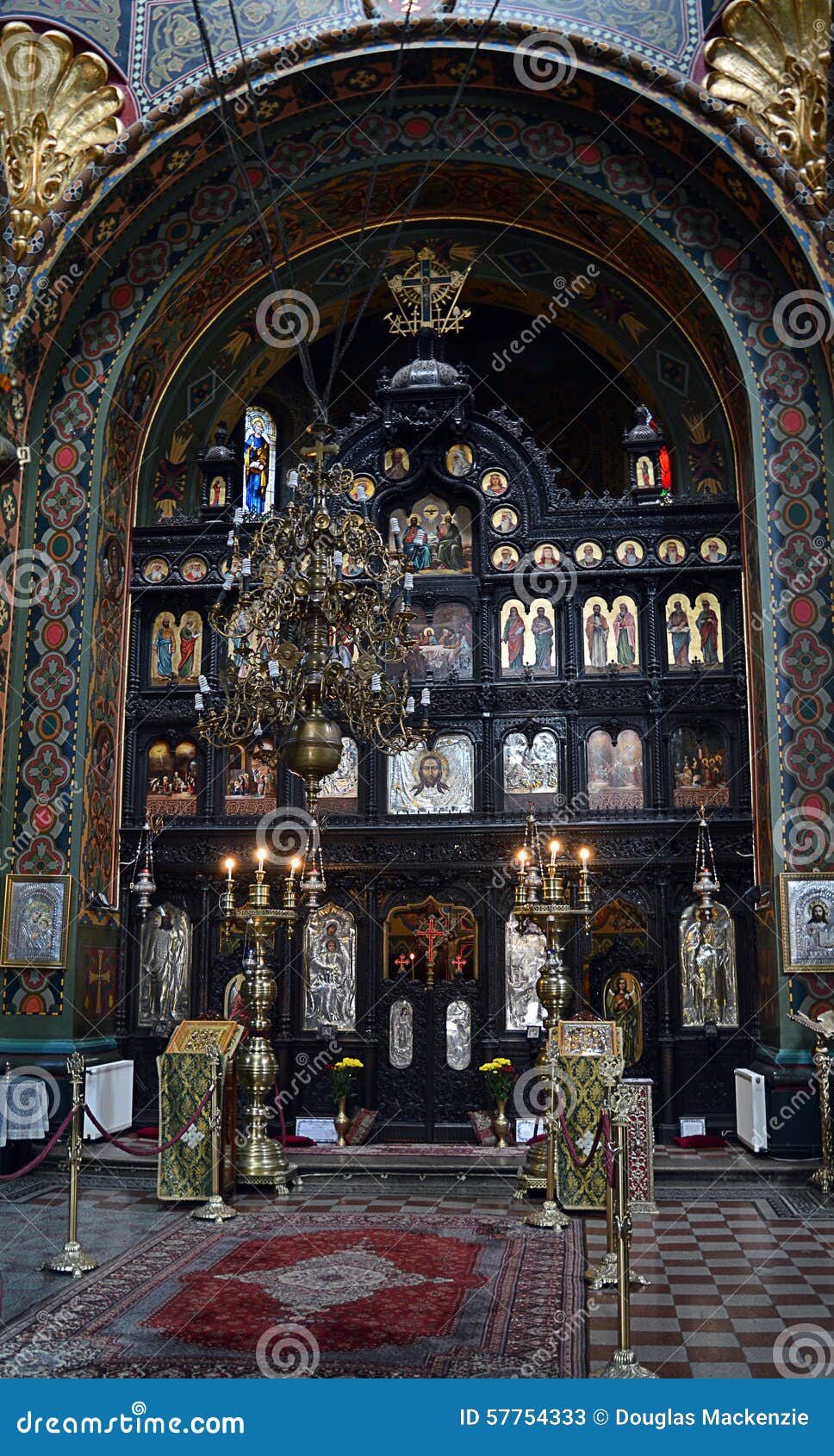 Religione Ortodossa Rumena In Cosa Credono Iconostasi in Chiesa Ortodossa Rumena, Bucarest, Romania Immagine Stock