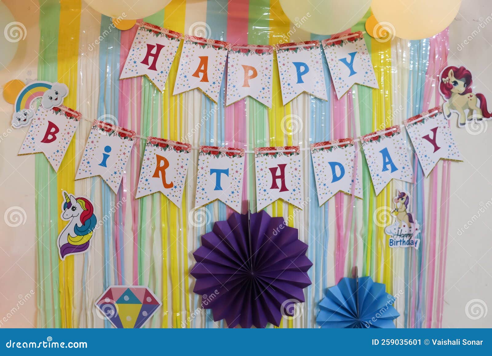 Idea Colorida De Decoración De Cumpleaños Para La Niña Imagen de archivo -  Imagen de regalo, casero: 259035601