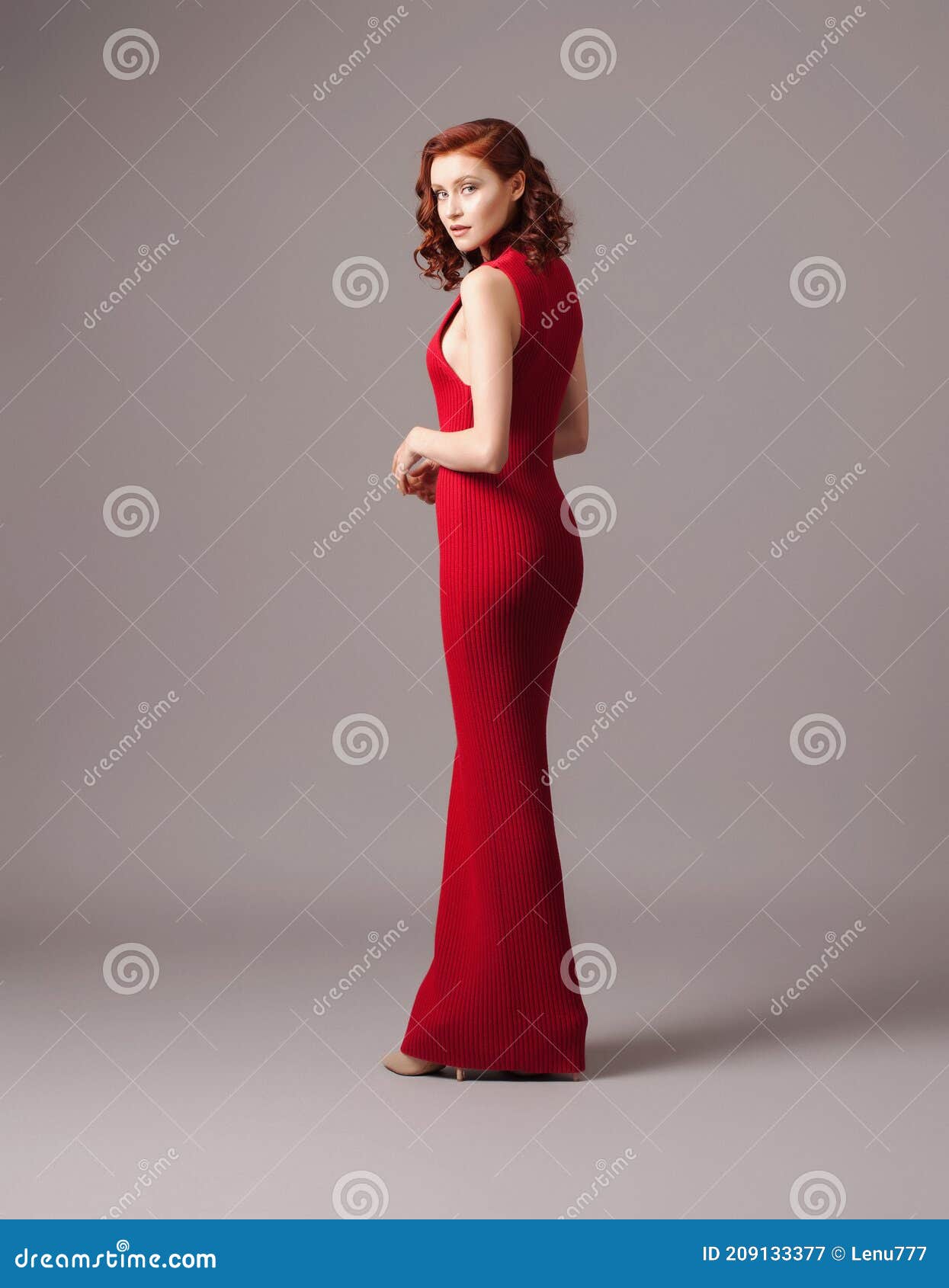 Idea De Apariencia De Día De San Valentín. Mujer Jengibre Sexy Con Vestido  Rojo Brillante. Concepto De Moda De Womenrsquo. Imagen de archivo - Imagen  de maquillaje, elegante: 209133377