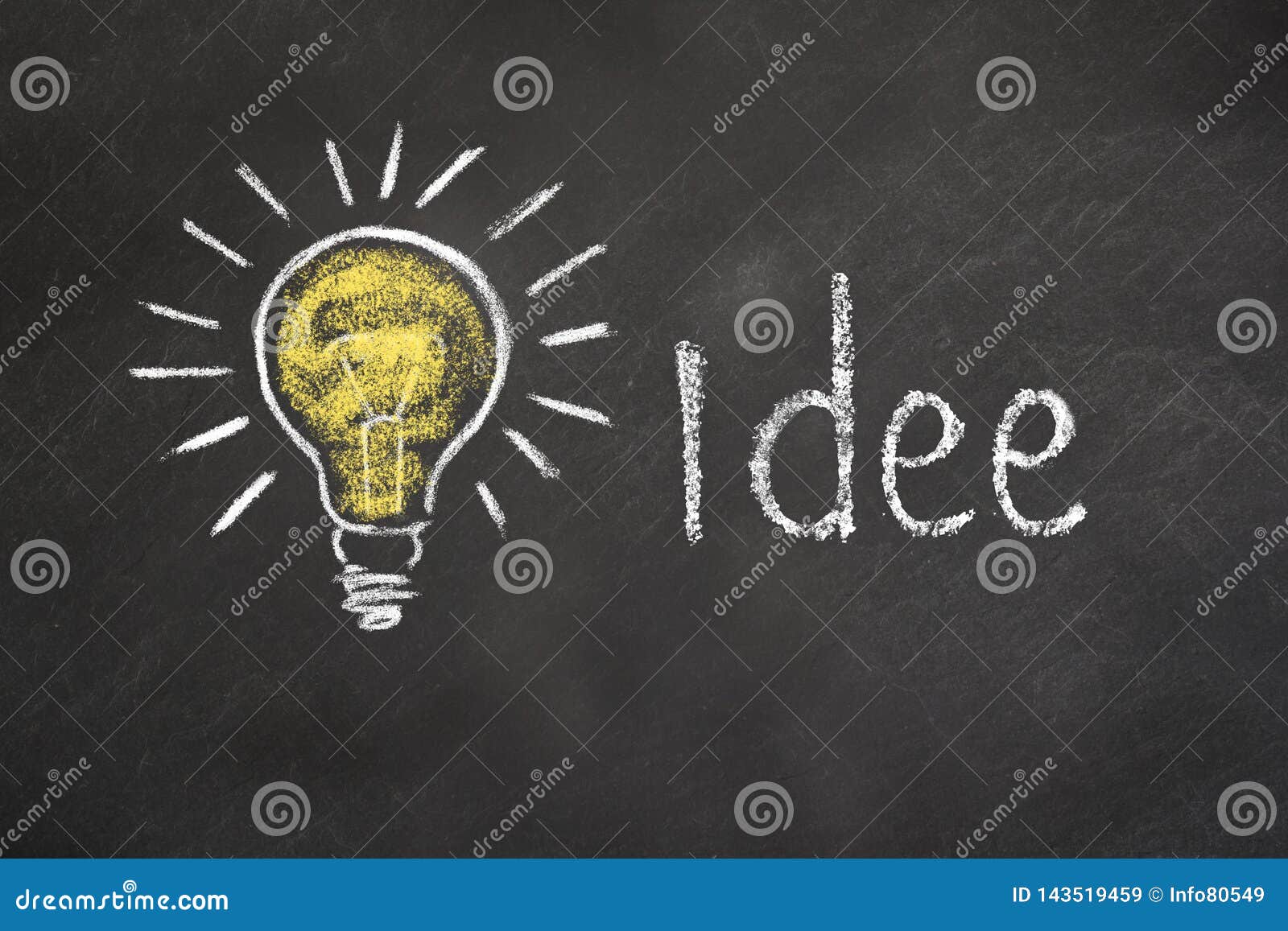 `idee` text with an idea light bulb on chalkboard. translation: `idea`