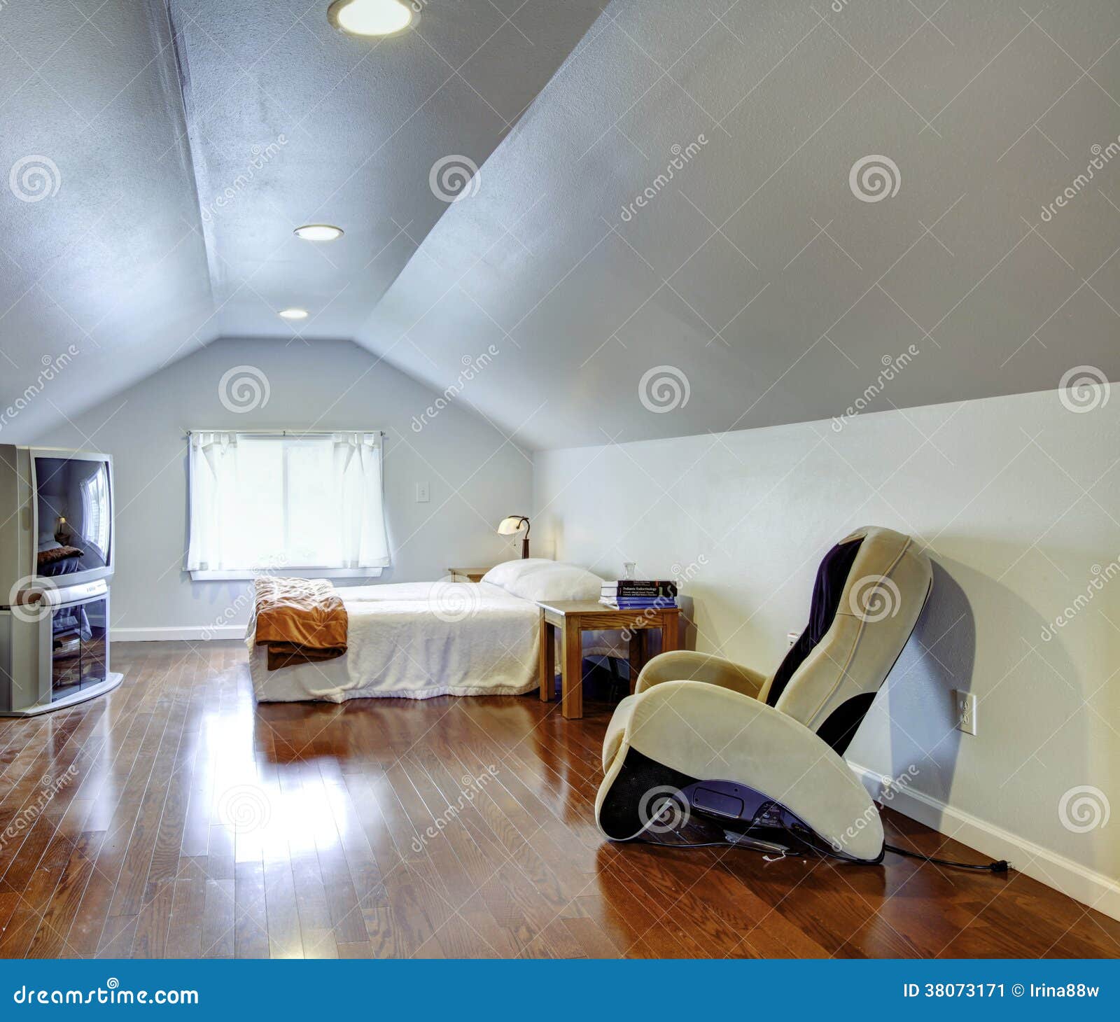 Ideia Do Design De Interiores Para O Quarto Do Baixo Teto Imagem de Stock -  Imagem de assoalho, apartamento: 38073171, image size:1600x1460