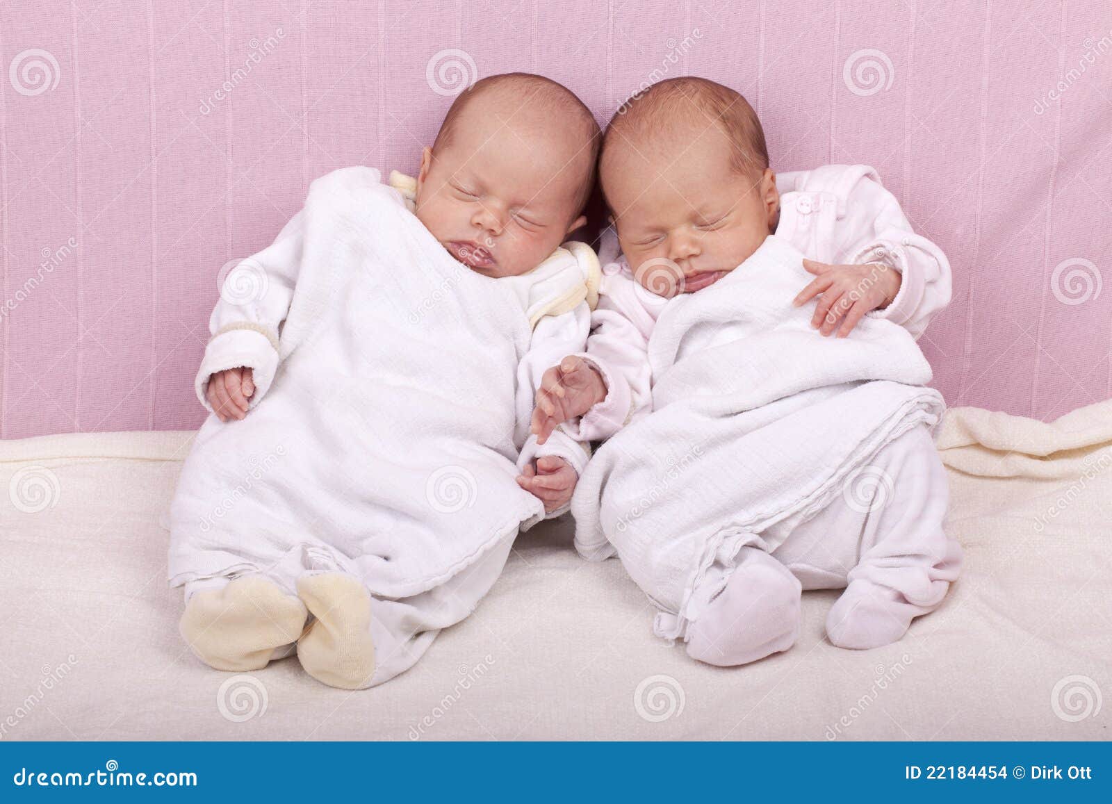 Близнецы май месяц. Двойняшки мальчики беременность. Феномен близнецов. Близнца. Любое фото новорождённых европейских девчонок однояйцевых близнецов.