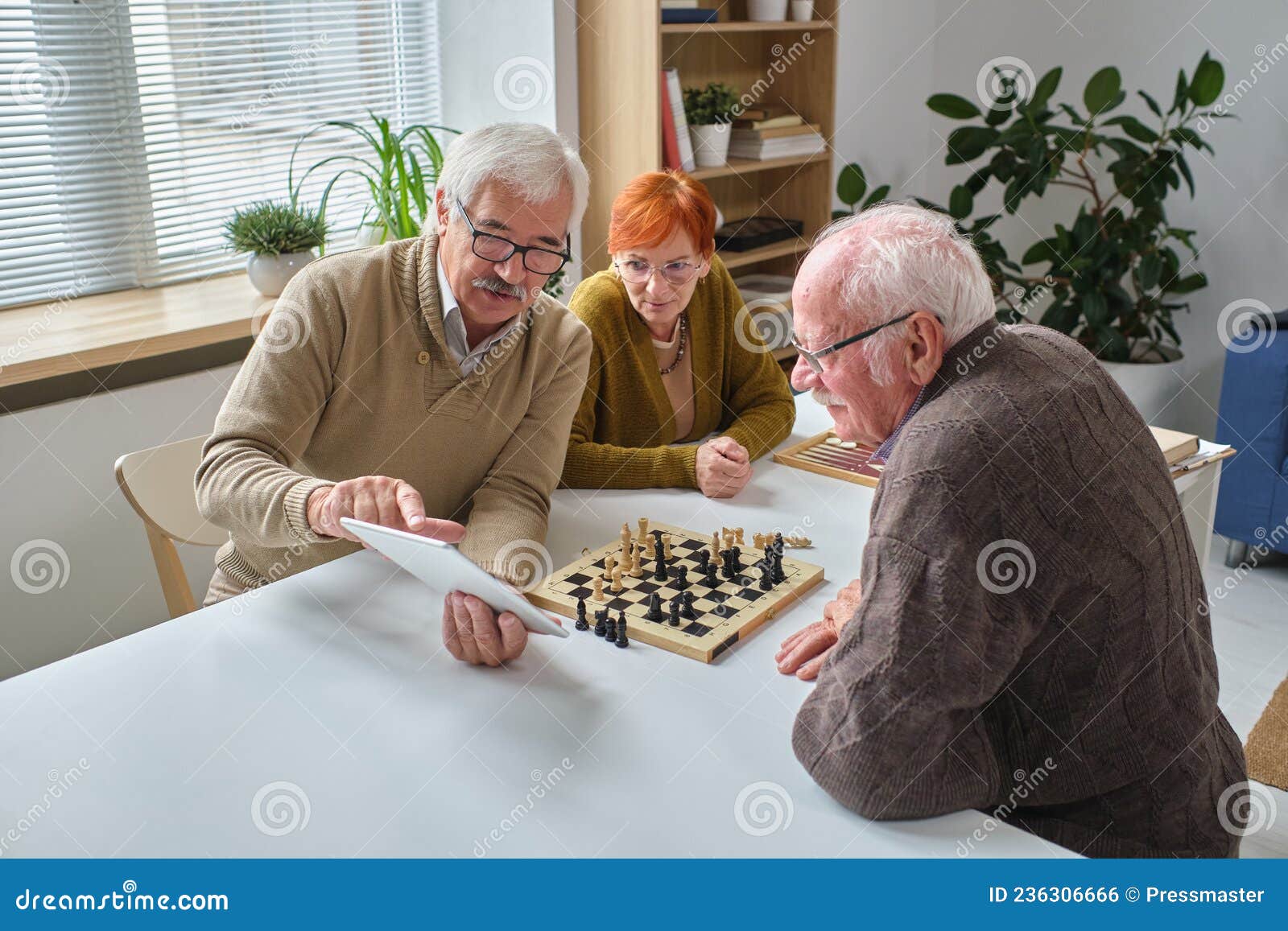 Idosos Aprendendo a Jogar Xadrez Foto de Stock - Imagem de