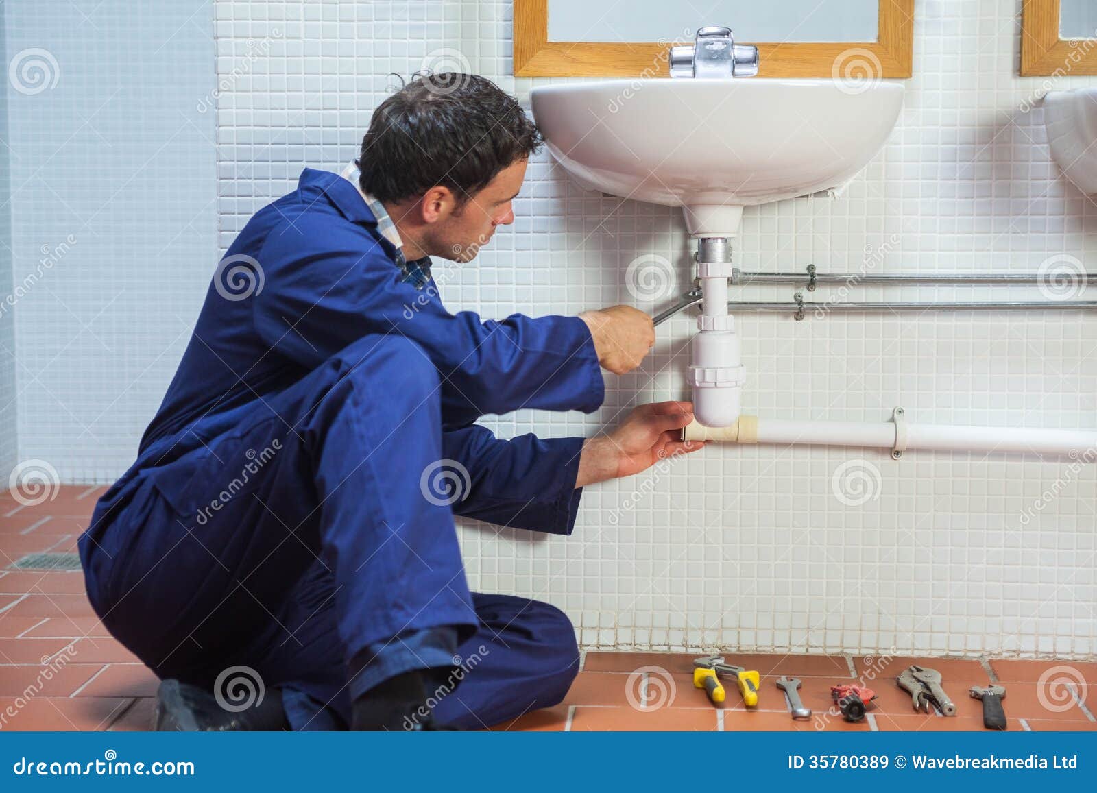 Idraulico Bello Che Ripara Lavandino Immagine Stock Immagine Di Meccanico Handyman 35780389