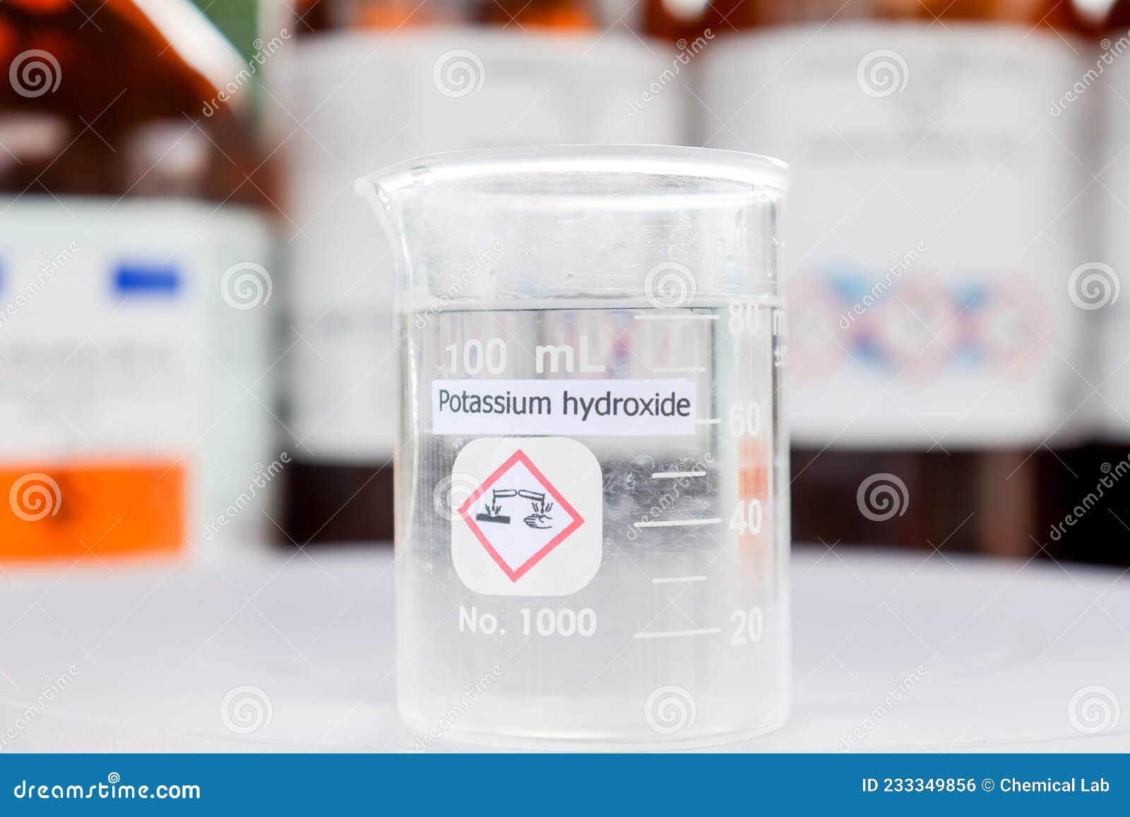 Idrossido Di Potassio Liquido in Una Sostanza Chimica in Vetro in  Laboratorio Fotografia Stock - Immagine di pericoloso, vetro: 233349856