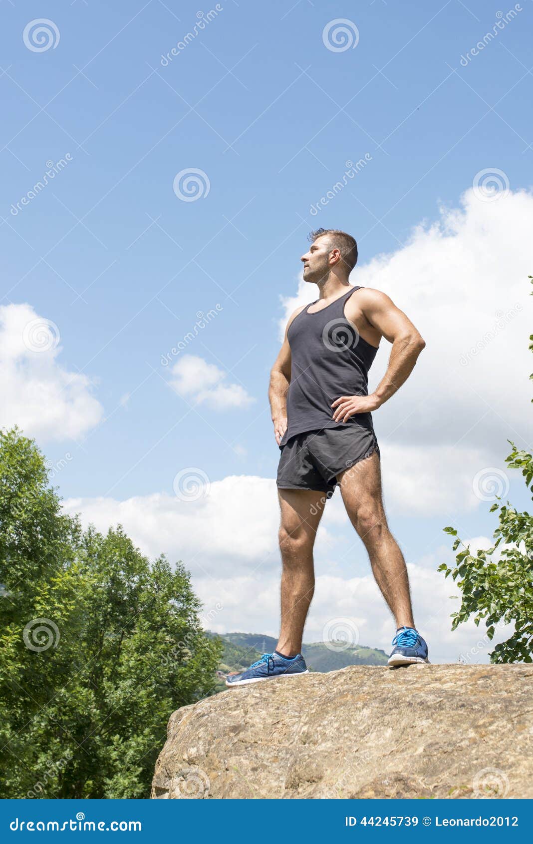 Standing strong. Сильный человек скала. Мужчина спортсмен стоя. Человек держит скалу. Strong men человек.