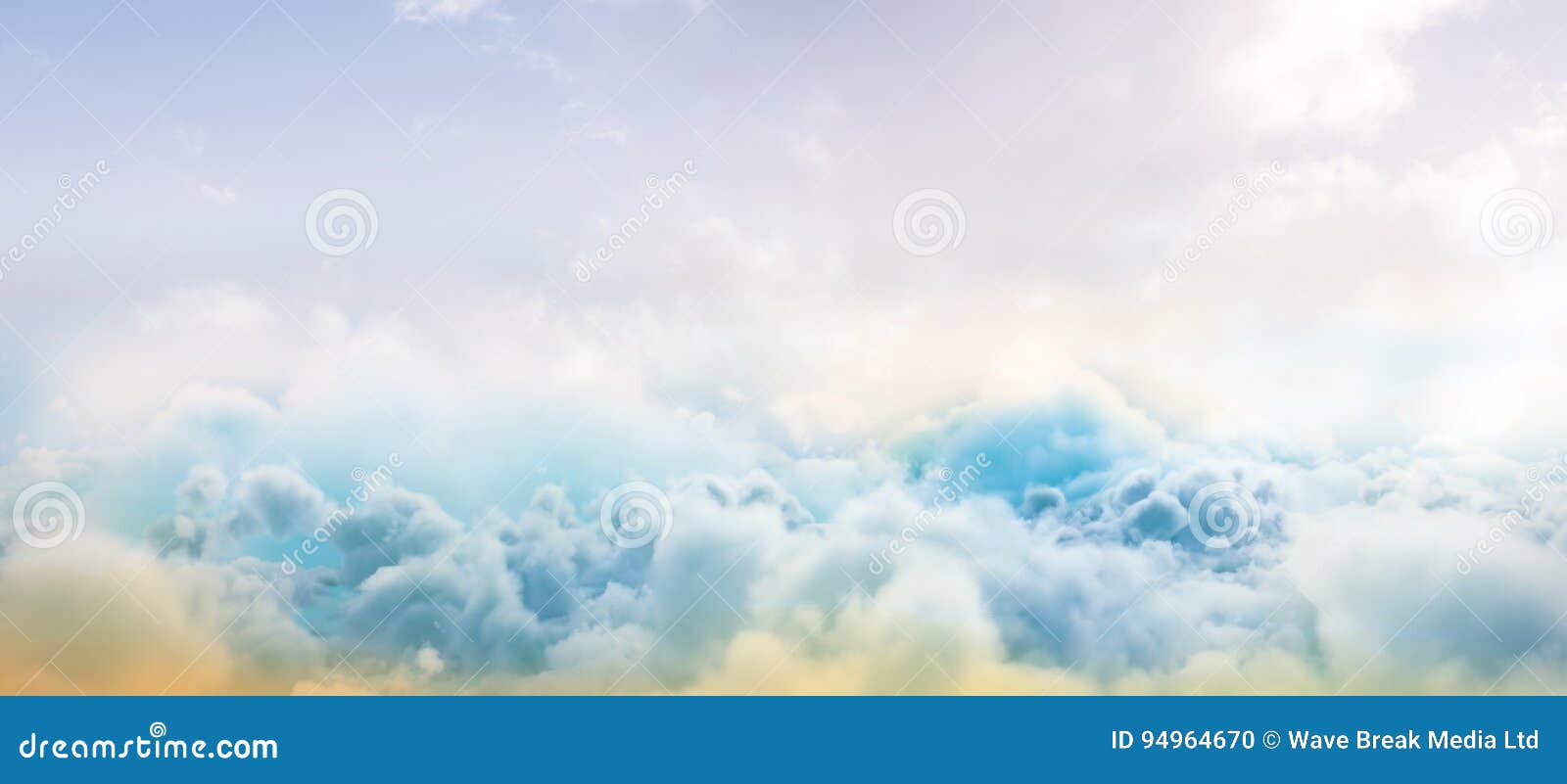 Idyllische mening van cloudscape tegen hemel