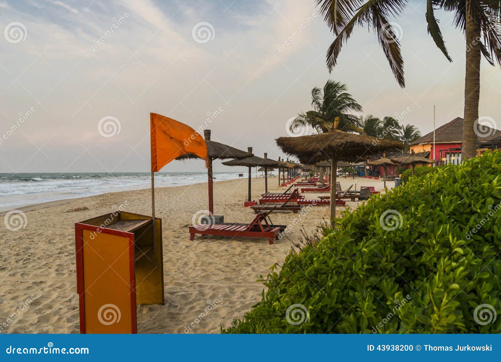 Idyllische plaats in Gambia. Mooi strand in Serrekunda in Hoteltoevlucht in Gambia afrika