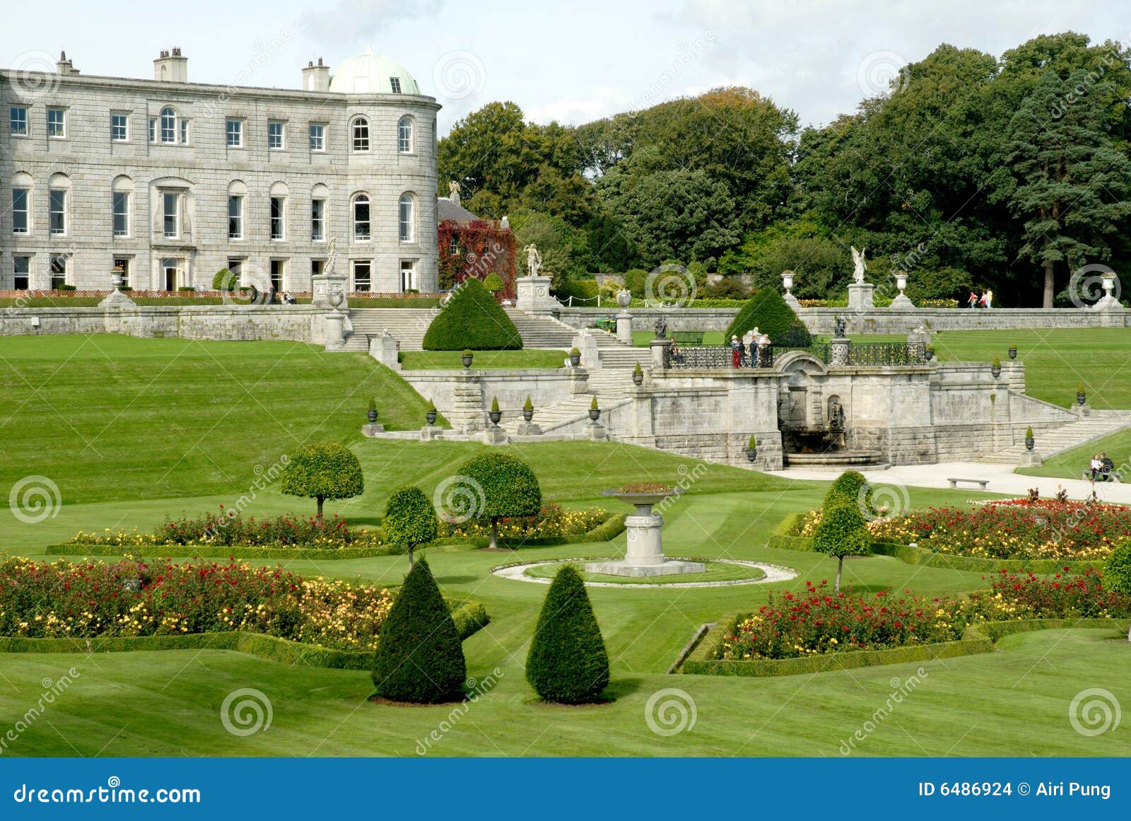 Ierland, de Tuinen in Powerscourt. Huis van Powerscourt werd oorspronkelijk gebouwd in 1731 op de plaats van een Normandisch kasteel, werd ontworpen door Richard Castle, ook arhitect van Russborough Hous.