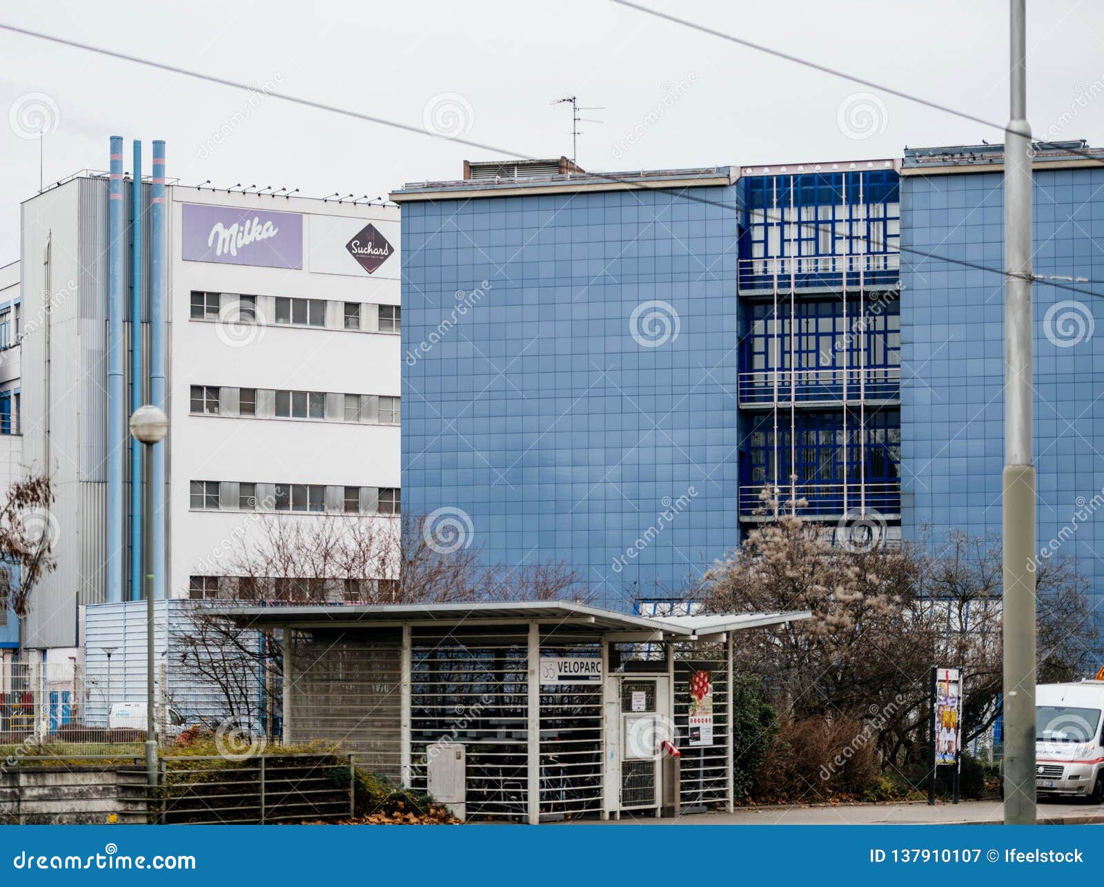 Iew De Mondelez-snoepjesfabriek De Fabrikant Straatsburg Van Milka Redactionele Fotografie - Image of frans, concreet: