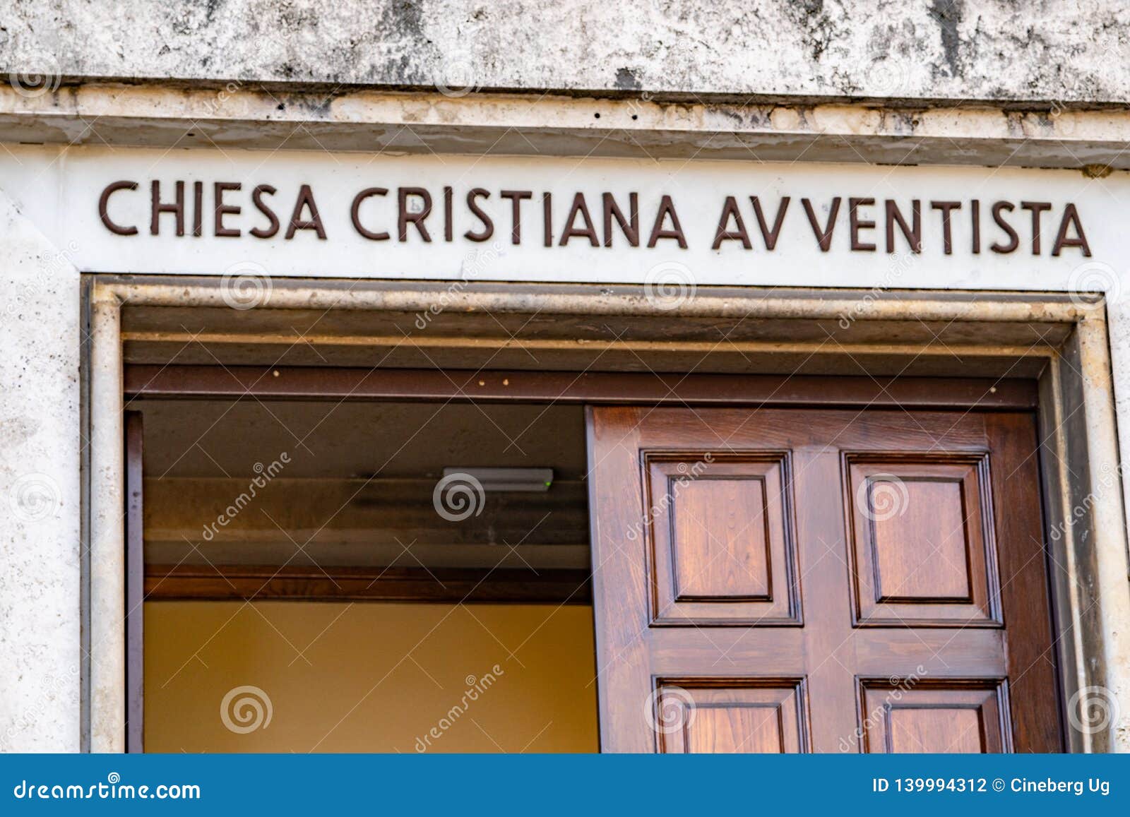 Iglesia Adventista Del Séptimo-día En Roma, Italia Foto de archivo - Imagen  de religioso, sacramentos: 139994312