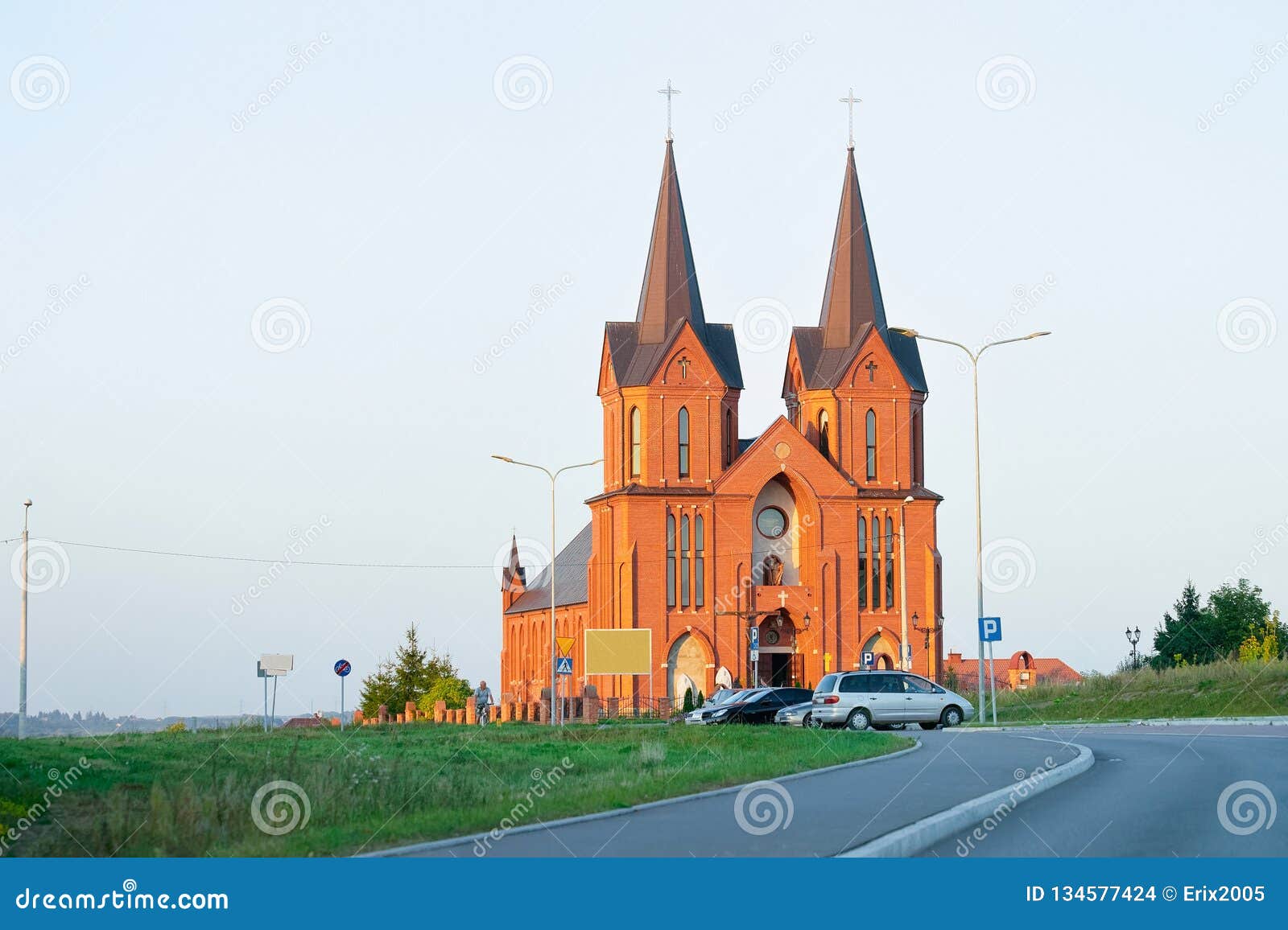 Iglesia Católica Con Dos Torres En El Camino En Polonia Foto de archivo -  Imagen de paisaje, urbano: 134577424