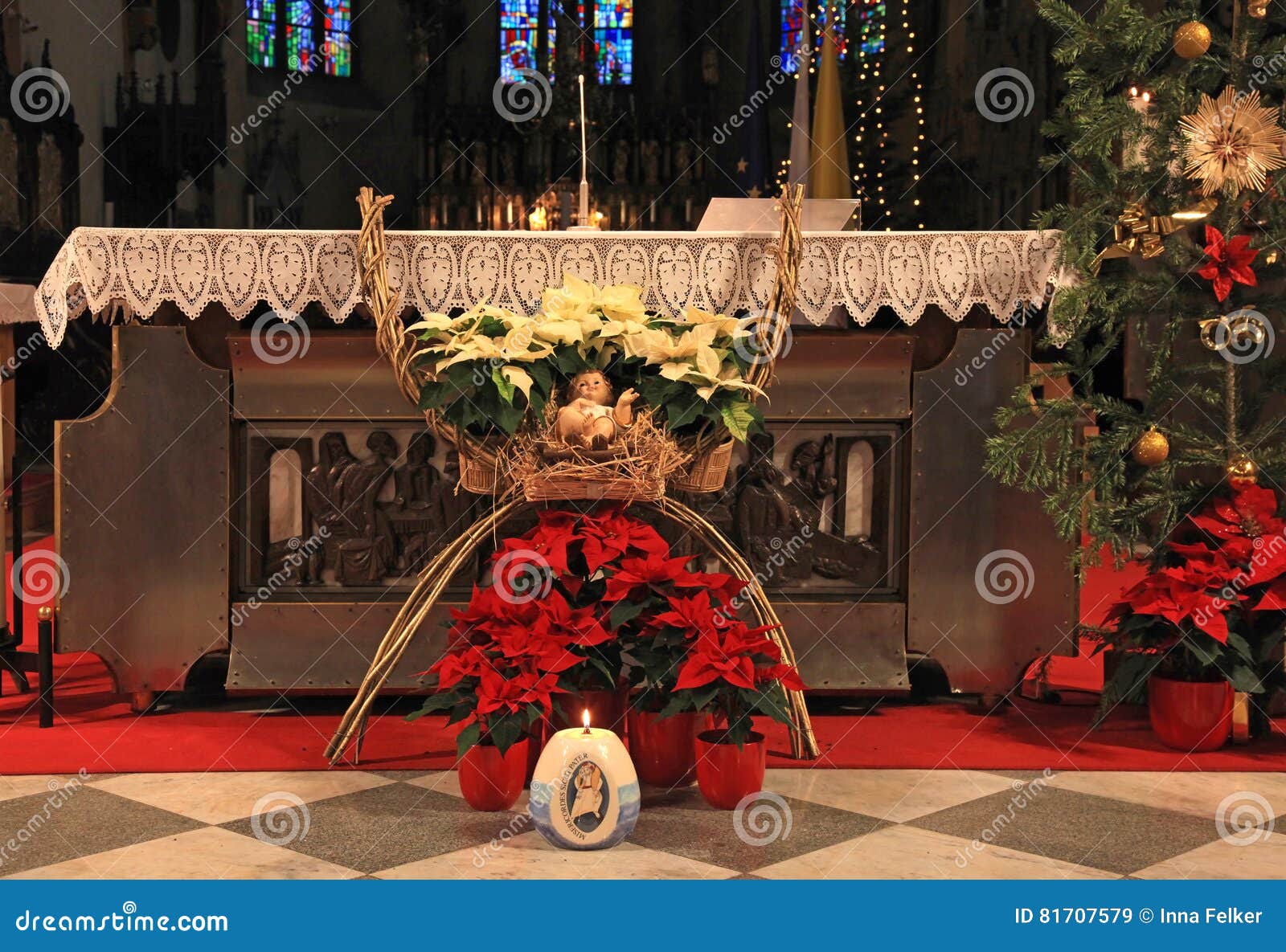 Iglesia Católica Con La Decoración De La Navidad Imagen de archivo - Imagen  de celebre, infante: 81707579