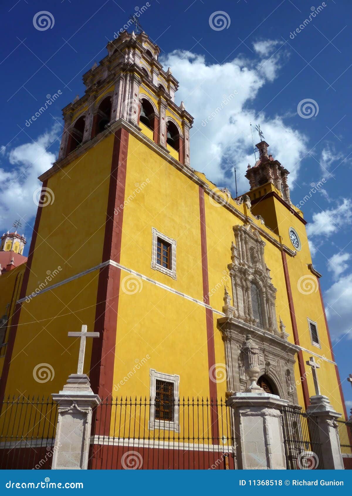 Iglesia Católica De Guanajuato México Foto de archivo - Imagen de nube,  amarillo: 11368518