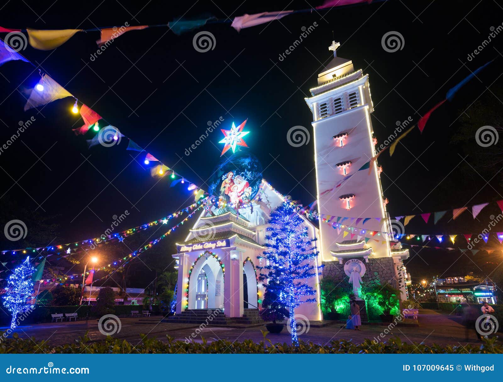Iglesia Católica En La Navidad En Vietnam Imagen editorial - Imagen de  iglesia, noche: 107009645