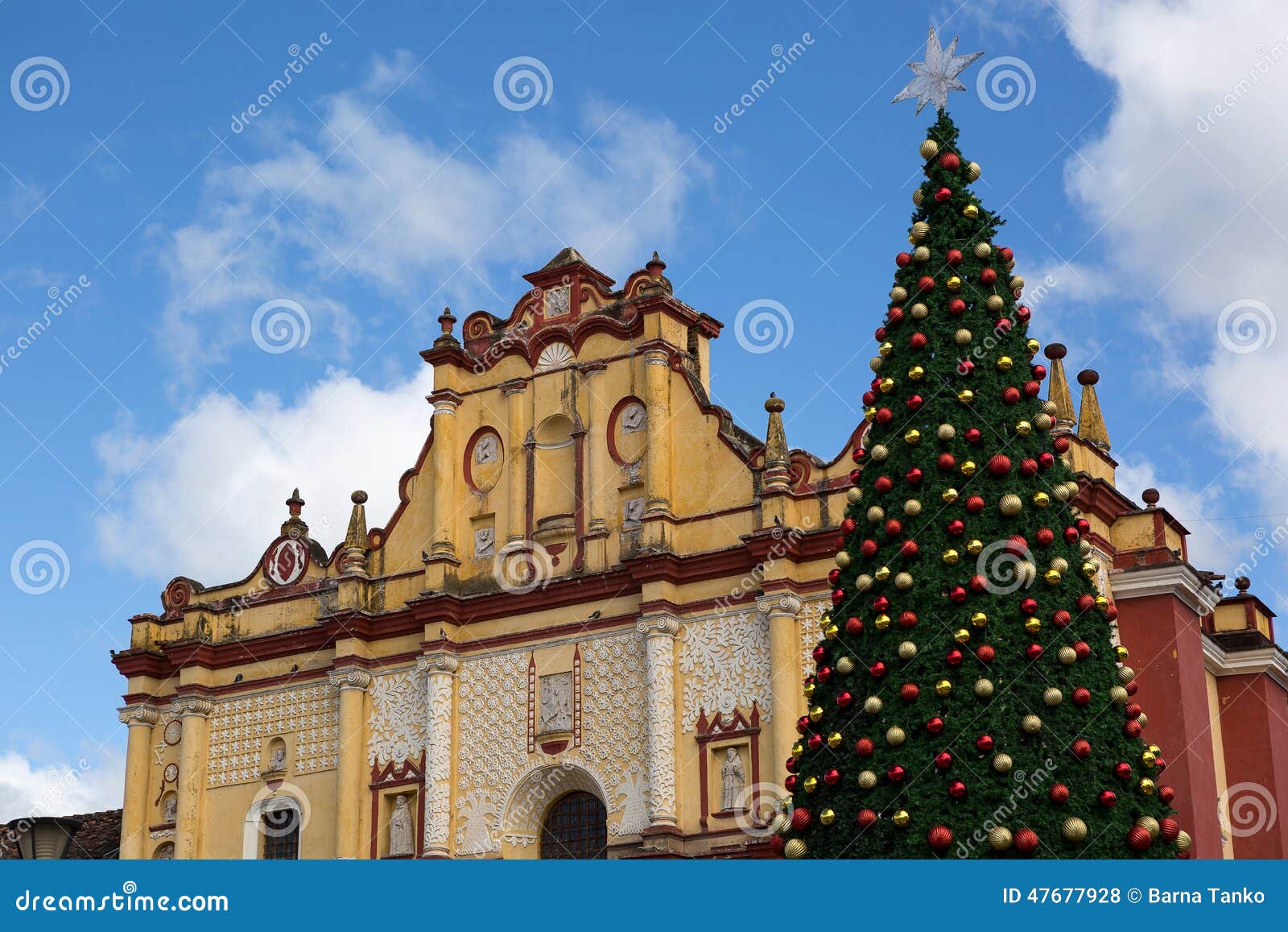 Iglesia Católica Medieval Con El árbol De Navidad Foto de archivo - Imagen  de colonial, méxico: 47677928