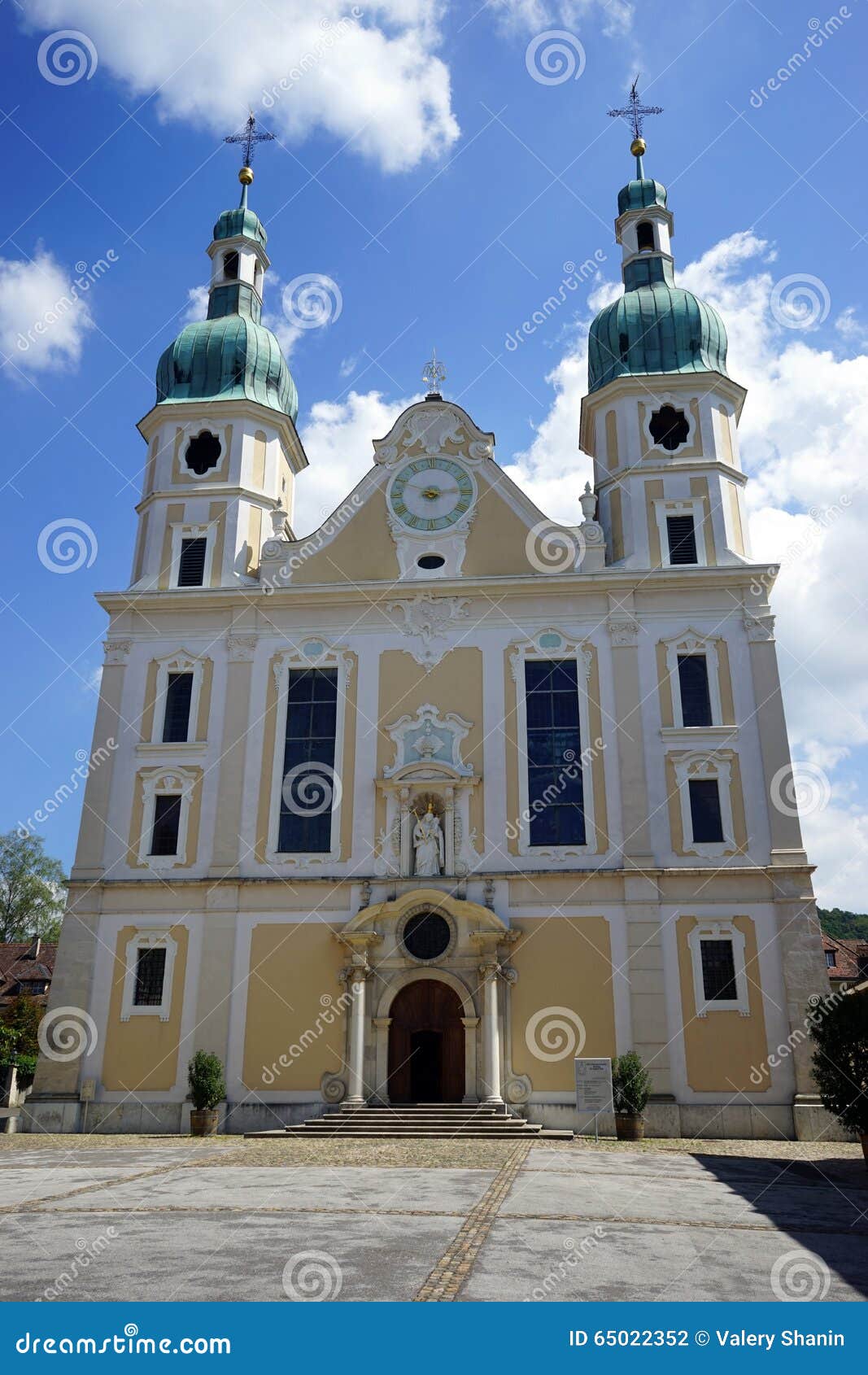 Iglesia con dos torres fotografía editorial. Imagen de cuadrado - 65022352