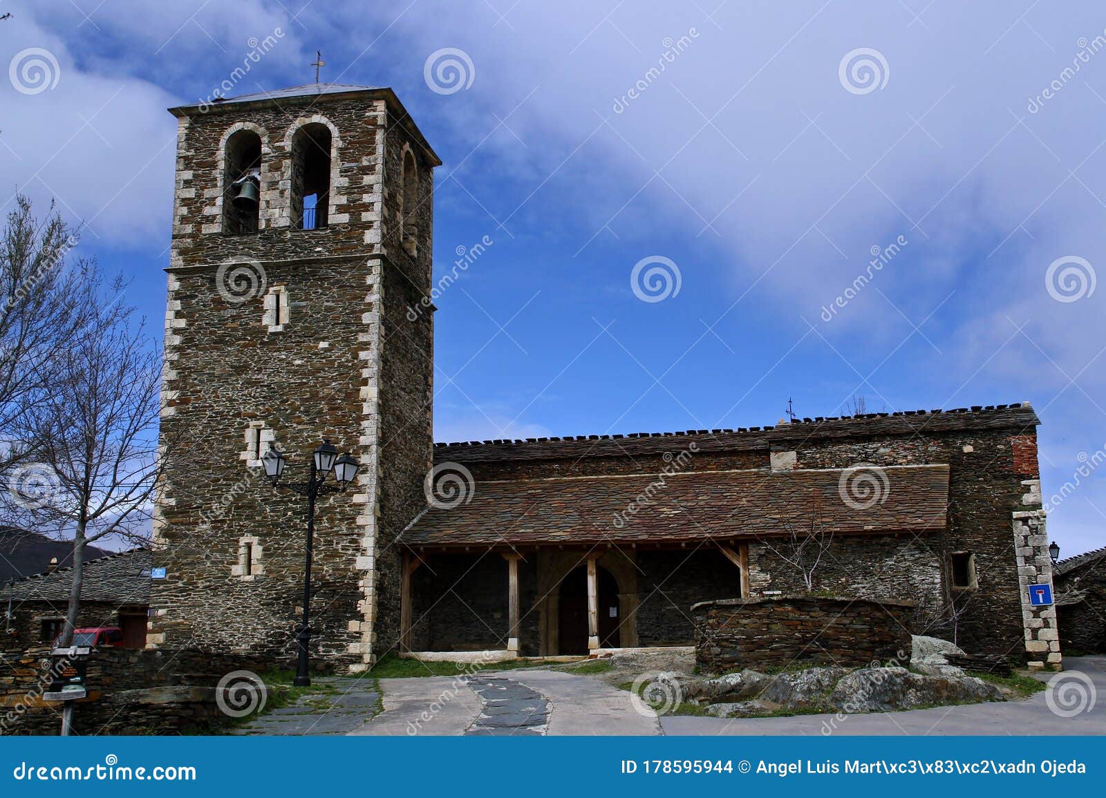Iglesia De El Espinar En Inglés : Espinas Pequeño Pueblo De Guadalajara España. Foto de archivo - Imagen de exterior, cielo: 178595944 Iglesia De El Espinar En Inglés : Espinas Pequeño Pueblo De Guadalajara España. Foto de archivo - Imagen de exterior, cielo: 178595944