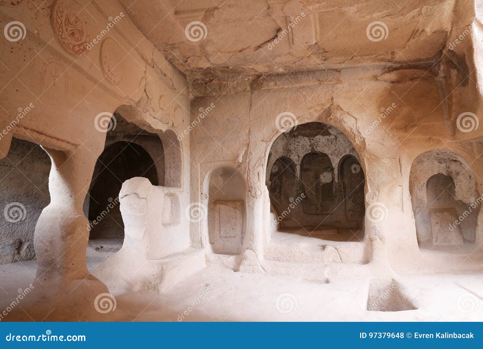 Iglesia de la cueva en el valle de Zelve, Cappadocia, Turquía