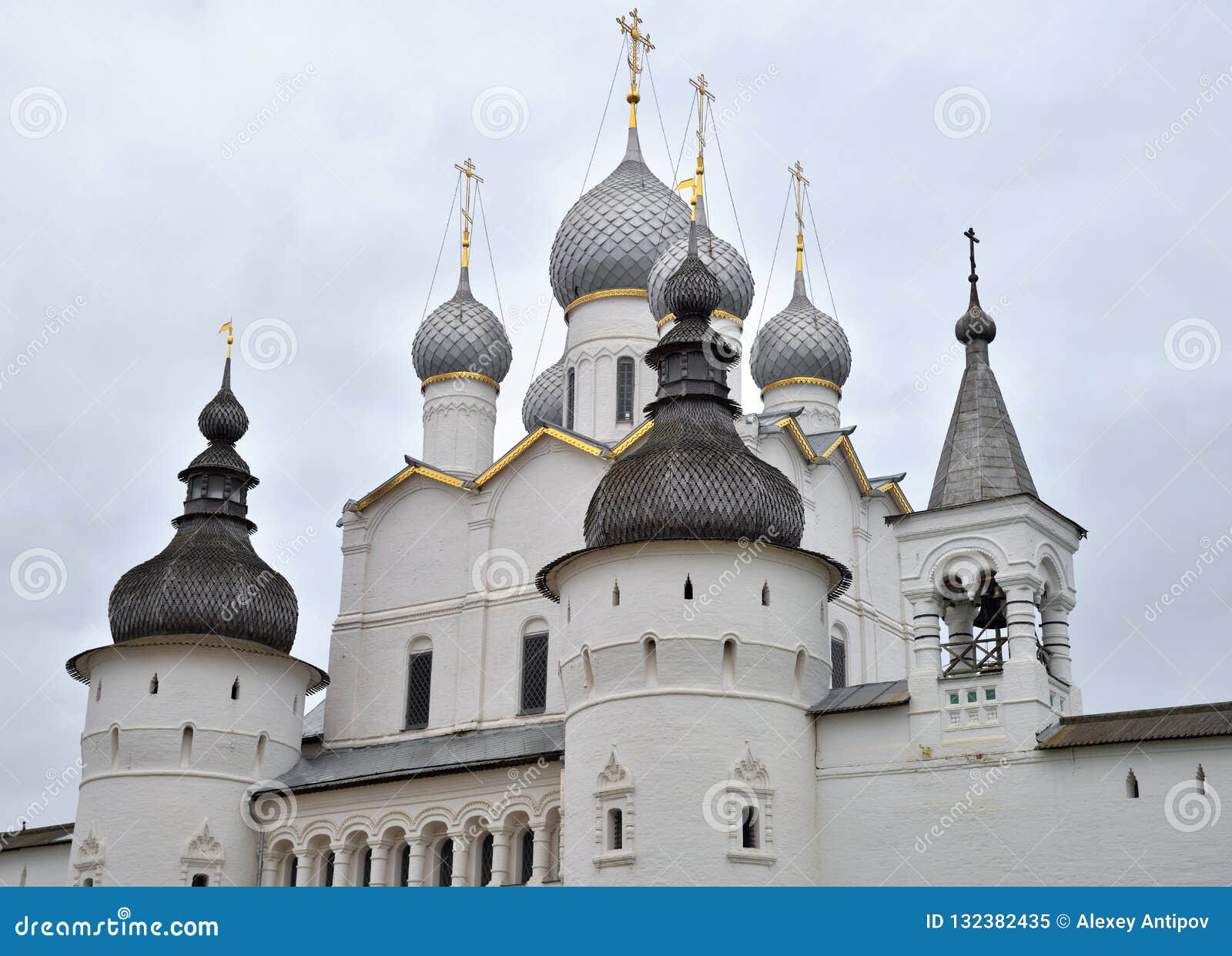 Iglesia de la resurrección de la puerta de Cristo en Rostov el Kremlin, Rostov, uno de la ciudad más vieja del anillo de oro, reg. Iglesia de la resurrección de la puerta de Cristo en Rostov el Kremlin, Rostov, uno de la ciudad más vieja y del centro turístico del anillo de oro, región de Yaroslavl, Rusia