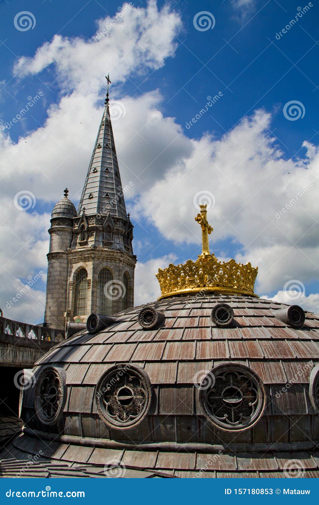 Iglesia de Lourdes imagen de archivo. Imagen de francia - 157180853