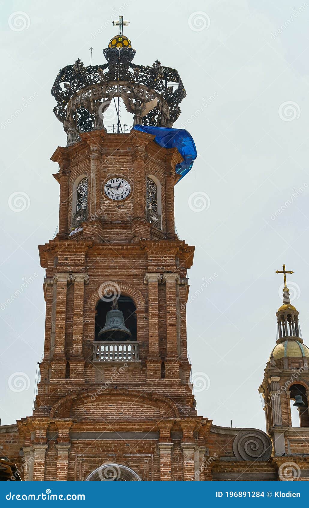 Iglesia De Nuestra Señora De Guadalupe En La Cima De La Torre Del Reloj, Puerto  Vallarta, México Foto de archivo - Imagen de corona, reloj: 196891284
