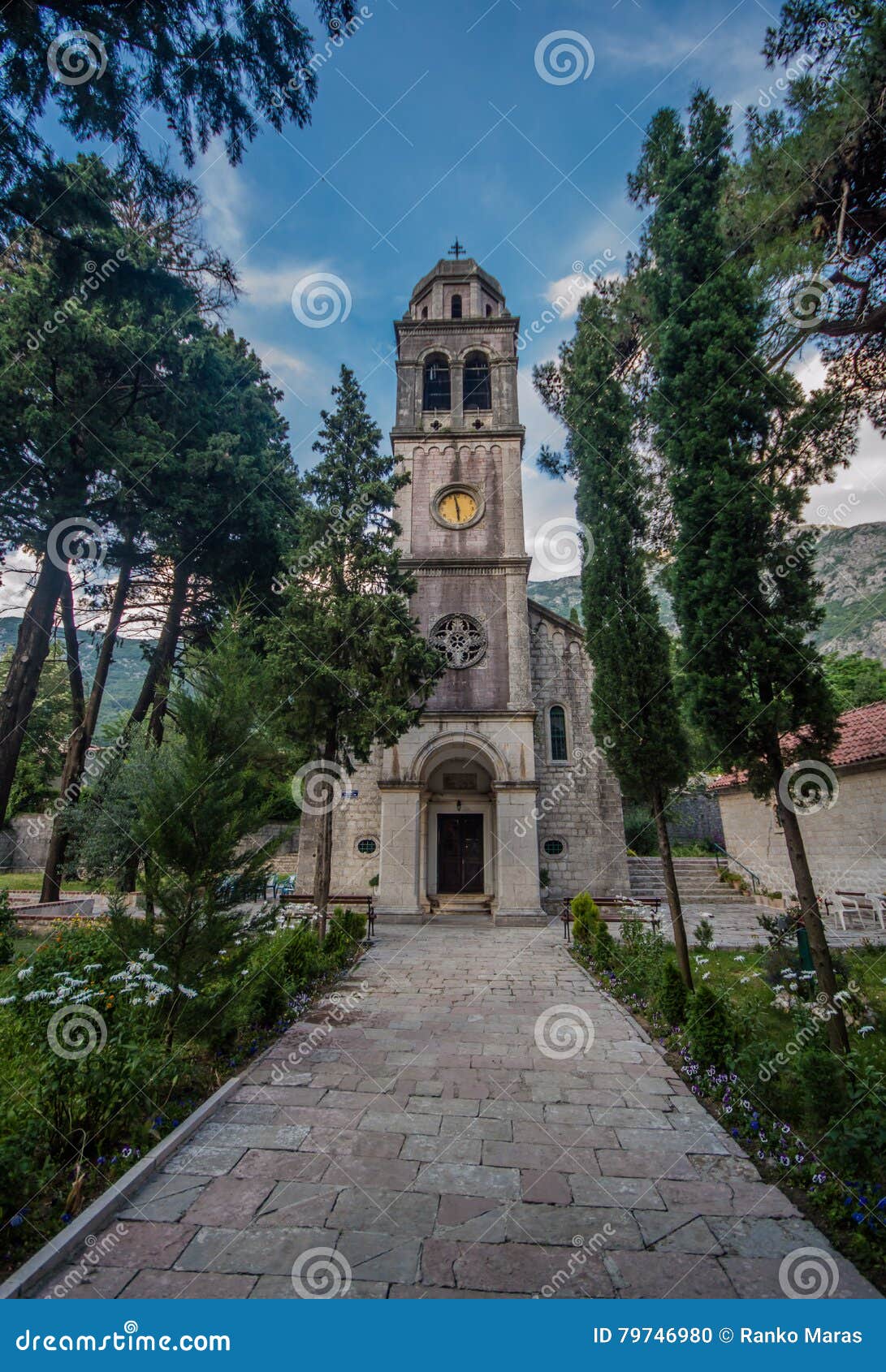 Iglesia De San Pedro Y De Paul En Risan Foto de archivo Imagen de