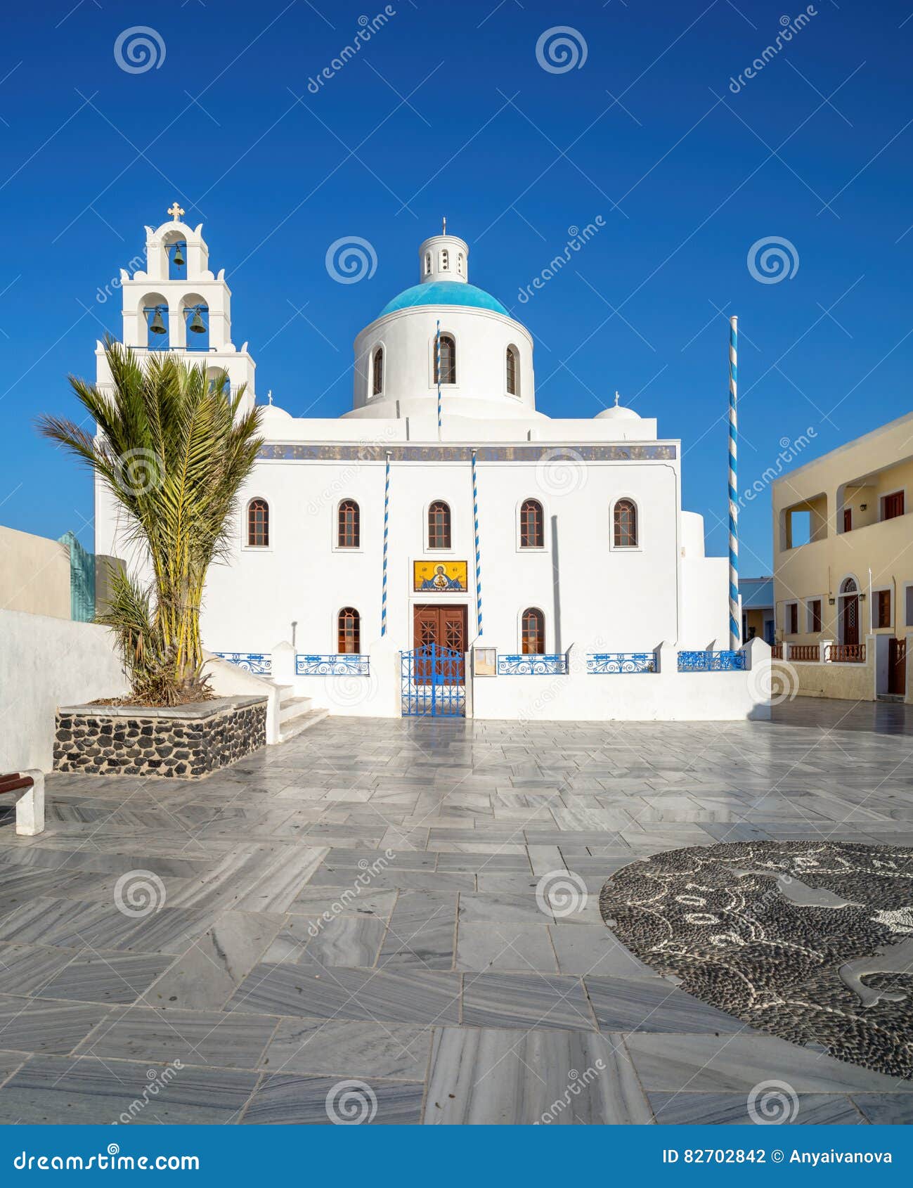 Iglesia Famosa En El Pueblo De Oia En Santorini Foto de archivo - Imagen de  europeo, azul: 82702842