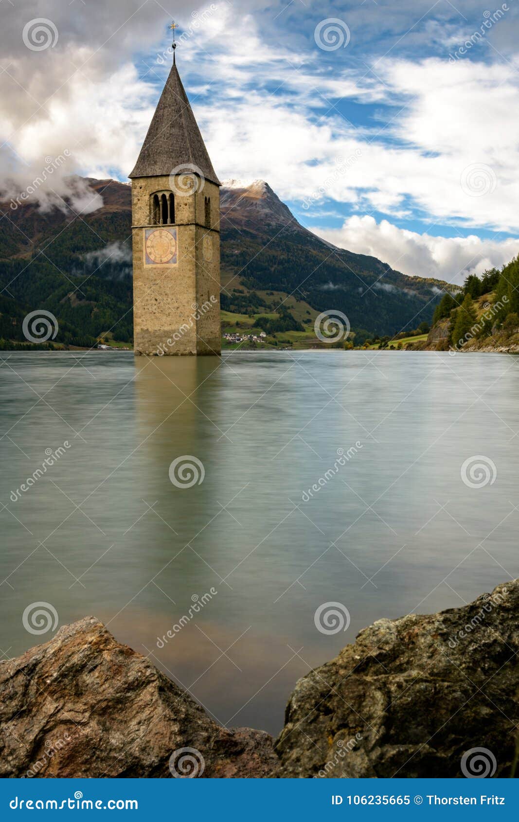 Iglesia Hundida En El Lago Con Panorama De La Montaña Imagen de archivo - Imagen de nubes, iglesia: 106235665 Iglesia Hundida En El Lago Con Panorama De La Montaña Imagen de archivo - Imagen de nubes, iglesia: 106235665