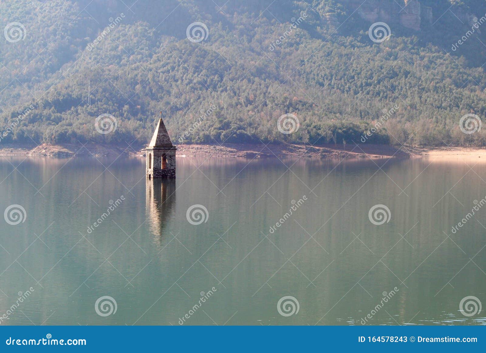 Iglesia hundida en un lago imagen de archivo. Imagen de agua - 164578243