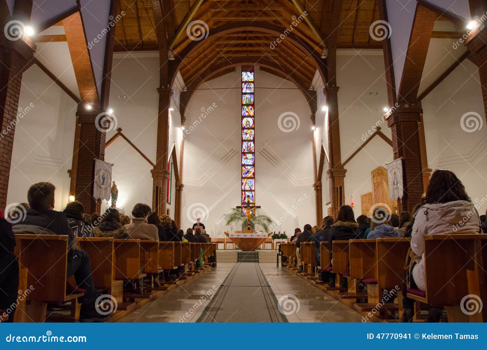 Iglesia interior. Dentro de una iglesia católica en masa