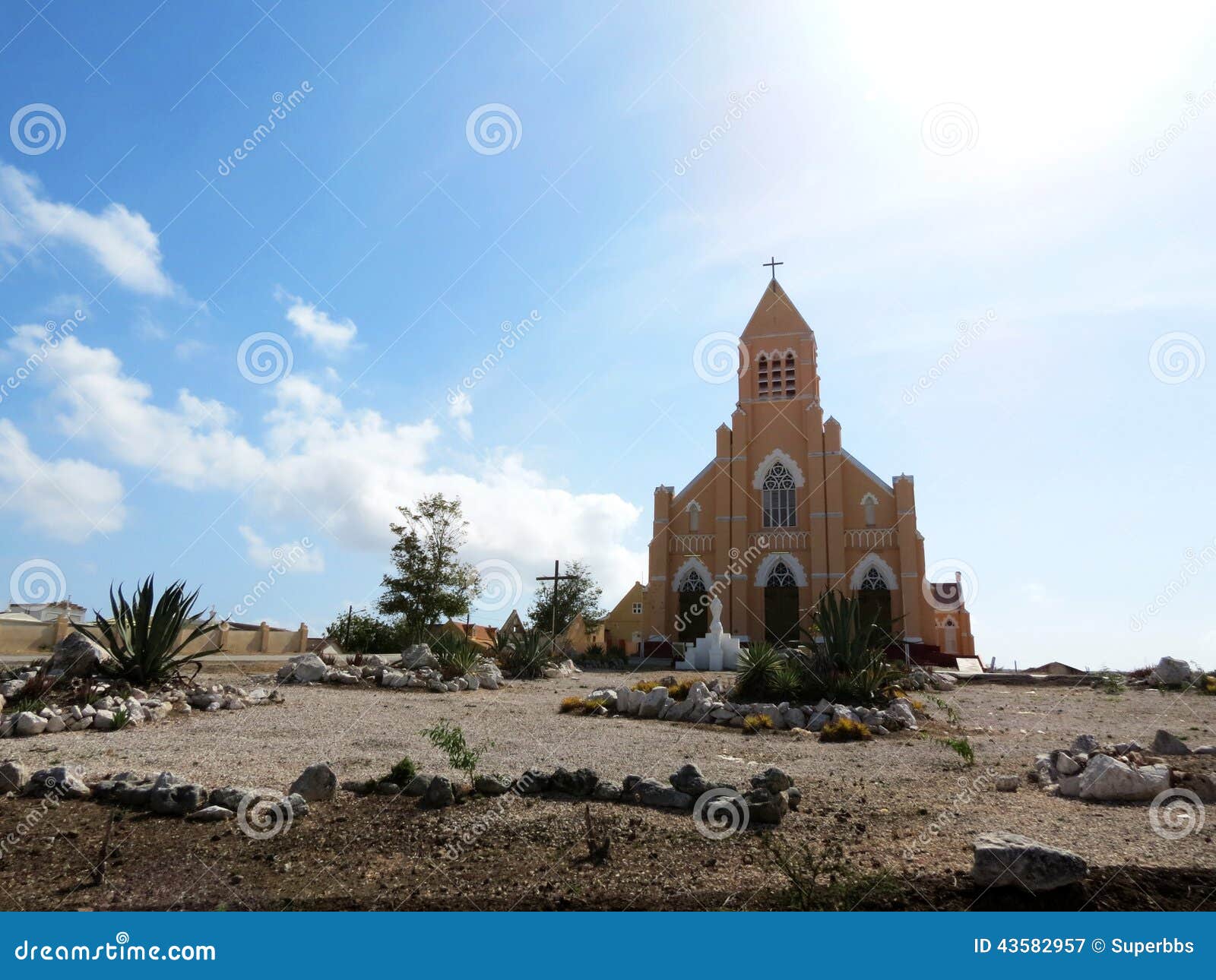 Iglesia Vieja En El Desierto Imagen de archivo - Imagen de tierra, azul:  43582957