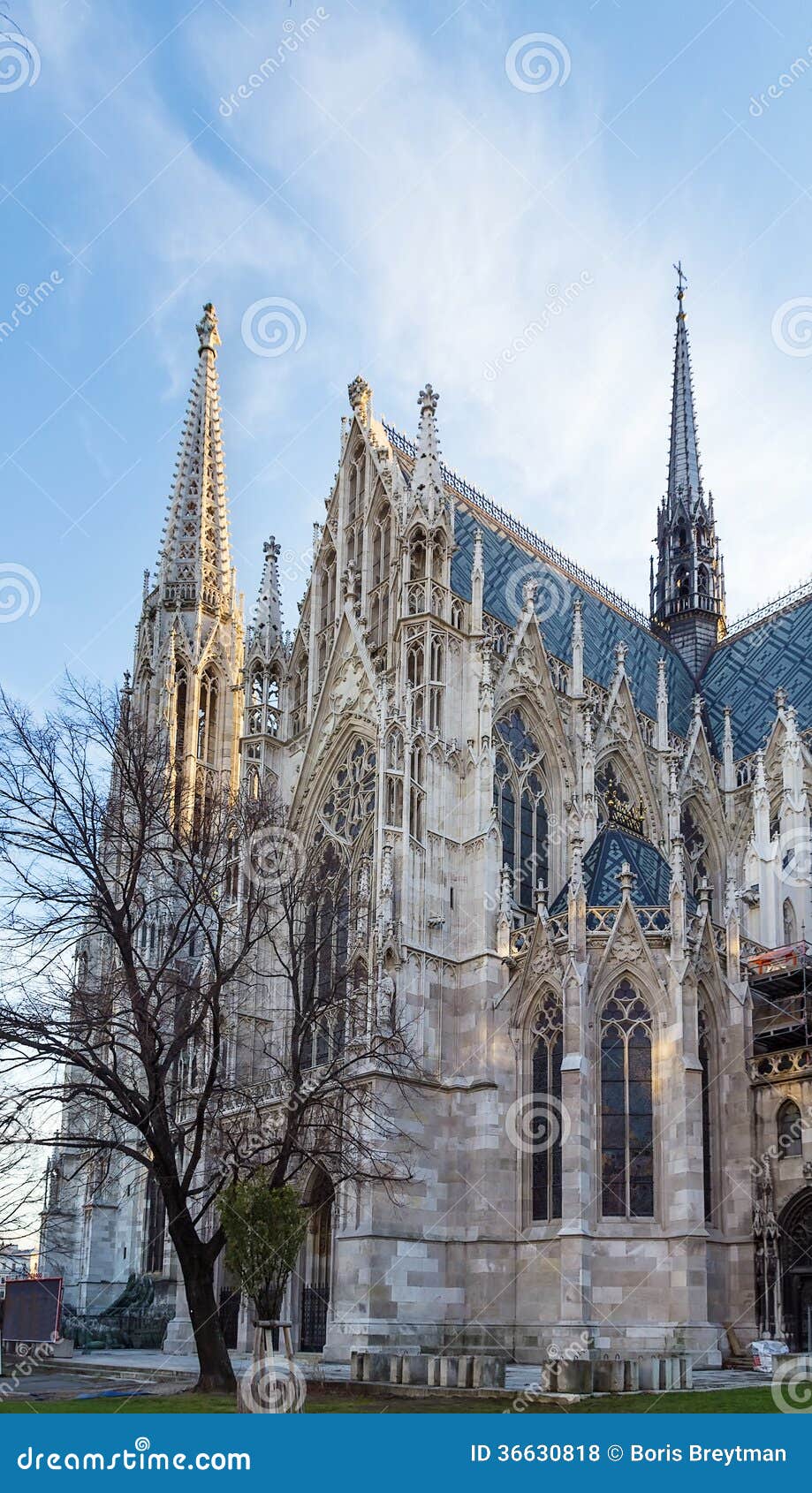 Iglesia votiva, Viena. La iglesia votiva es una iglesia neogótica situada en el Ringstrasse en Viena, Austria