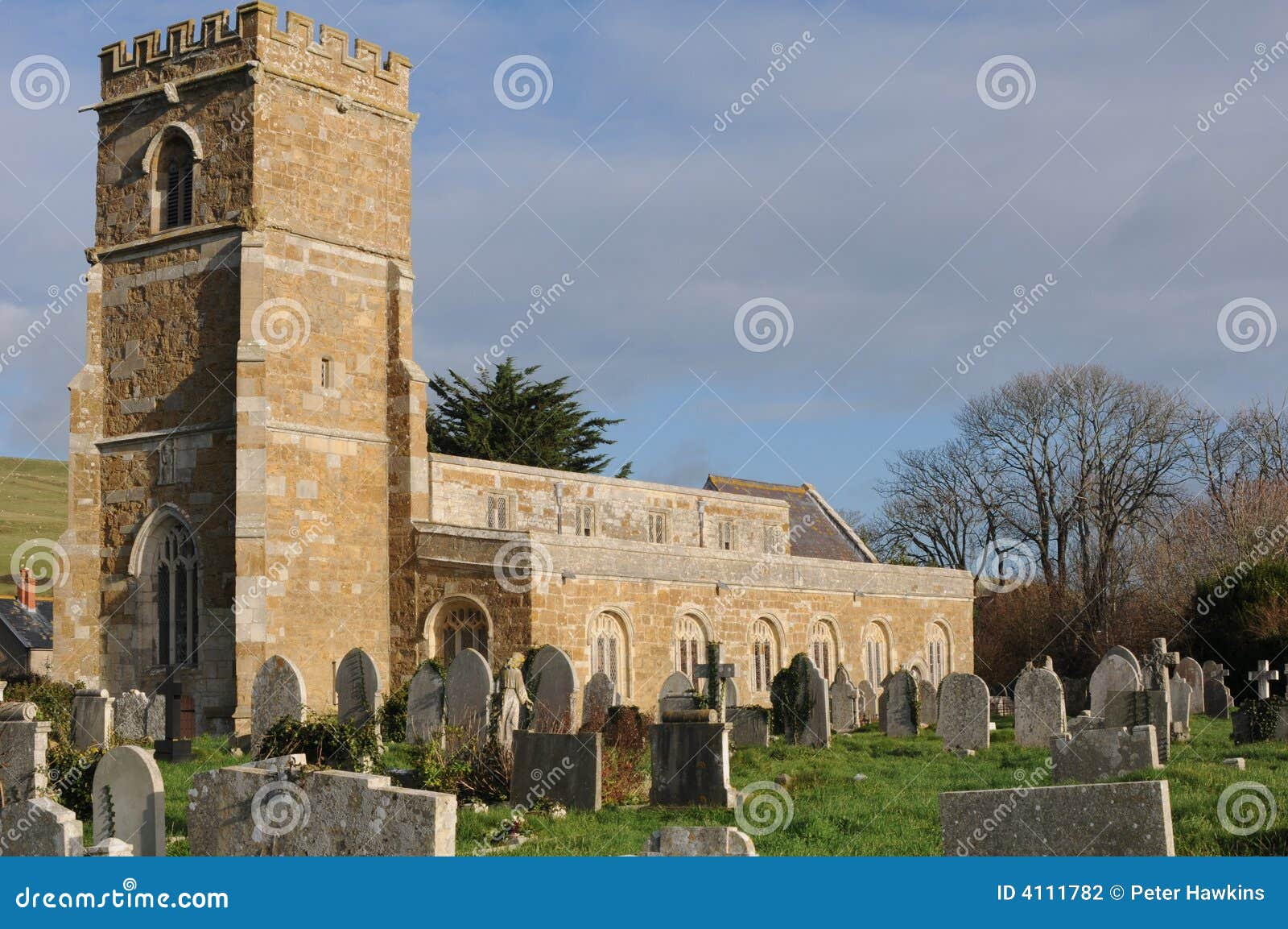 Igreja Abbotsbury de São Nicolau. A pedra muito velha construiu a igreja em Abbotsbury Dorset