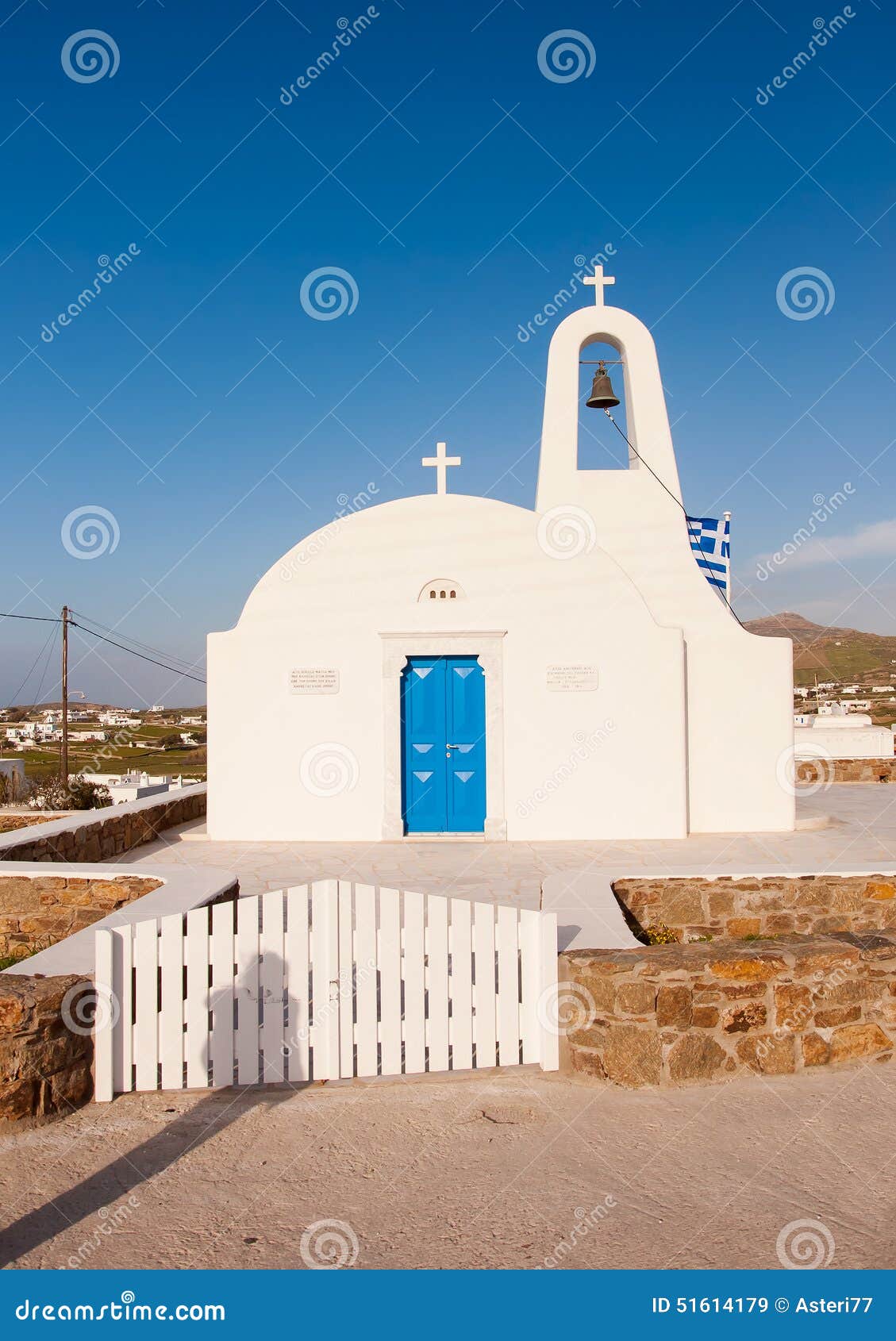 A igreja branca clássica na ilha de Mykonos Greece. A igreja branca clássica na ilha de Mykonos em Grécia