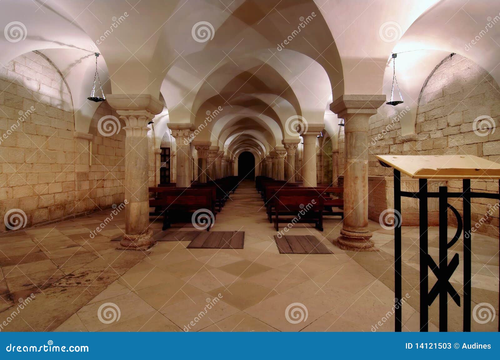 Igreja de São Nicolau. A cripta na honra de São Nicolau construiu sob a catedral de São Nicolau o peregrino de Trani - Apulia, Italy