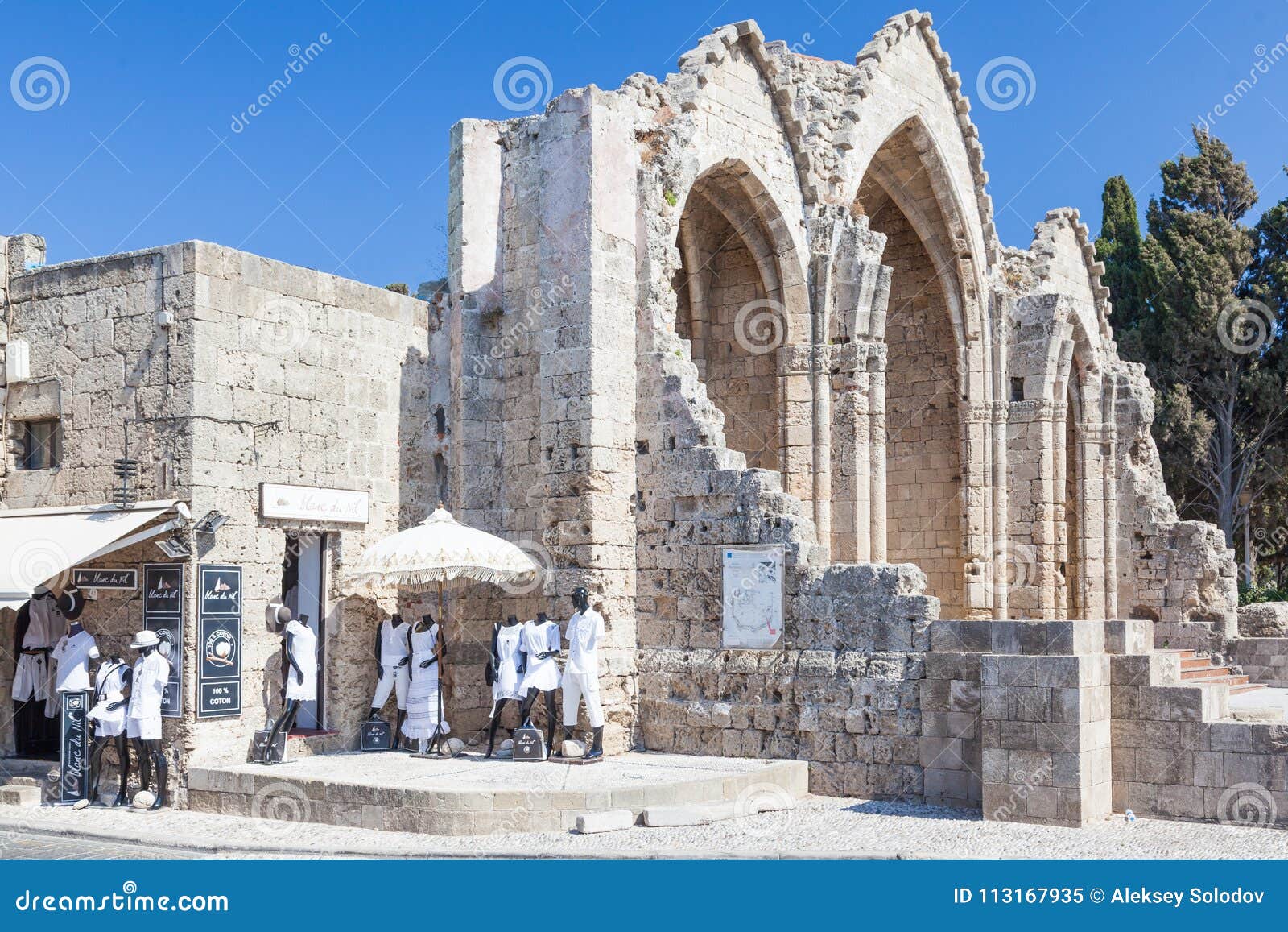 Vista da rua na igreja do Virgin do Burgh em Rhodes Old City, Grécia, o 11 de agosto de 2017