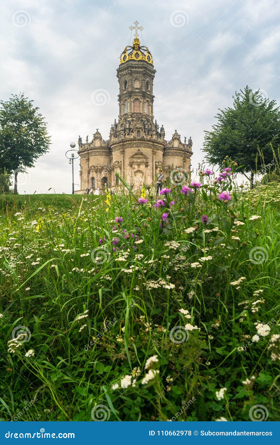 Igreja ortodoxa antiga do sinal de nossa igreja da senhora Znamenskaya no solar Dubrovitsy, Rússia. Há um absolutamente grande lugar nos subúrbios do sul de Moscou Ele solar Dubrovitsy do ` s perto de Podolsk A joia deste solar é a igreja da Virgem Santa A igreja da Virgem Santa no solar de Dubrovitsy é um dos monumentos os mais extraordinários da arquitetura da igreja de séculos de XVIIâ€ “XVIII A igreja é famosa para a arquitetura original, incomum para a arquitetura do russo, assim como sua história misteriosa Nós conhecemos nem o autor desta obra-prima, nem os mestres que trabalharam aqui Com confiança nós podemos dizer somente que na criação da igreja em Dubrovitsy trabalhou os mestres estrangeiros e do russo A igreja foi construída pela ordem de príncipe Boris Golitsyn da pedra branca Ele ` s situado em um monte alto na afluência dos rios de Desna e de Pakhra