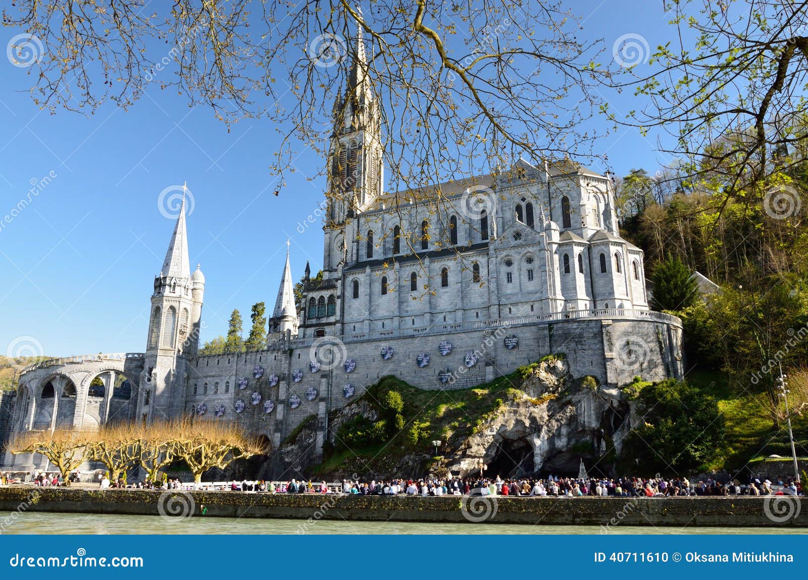 Igreja superior em Lourdes. A basílica de nossa senhora da concepção imaculada é uma igreja católica romana e uma basílica menor em Lourdes Foi construída sobre a rocha acima da gruta