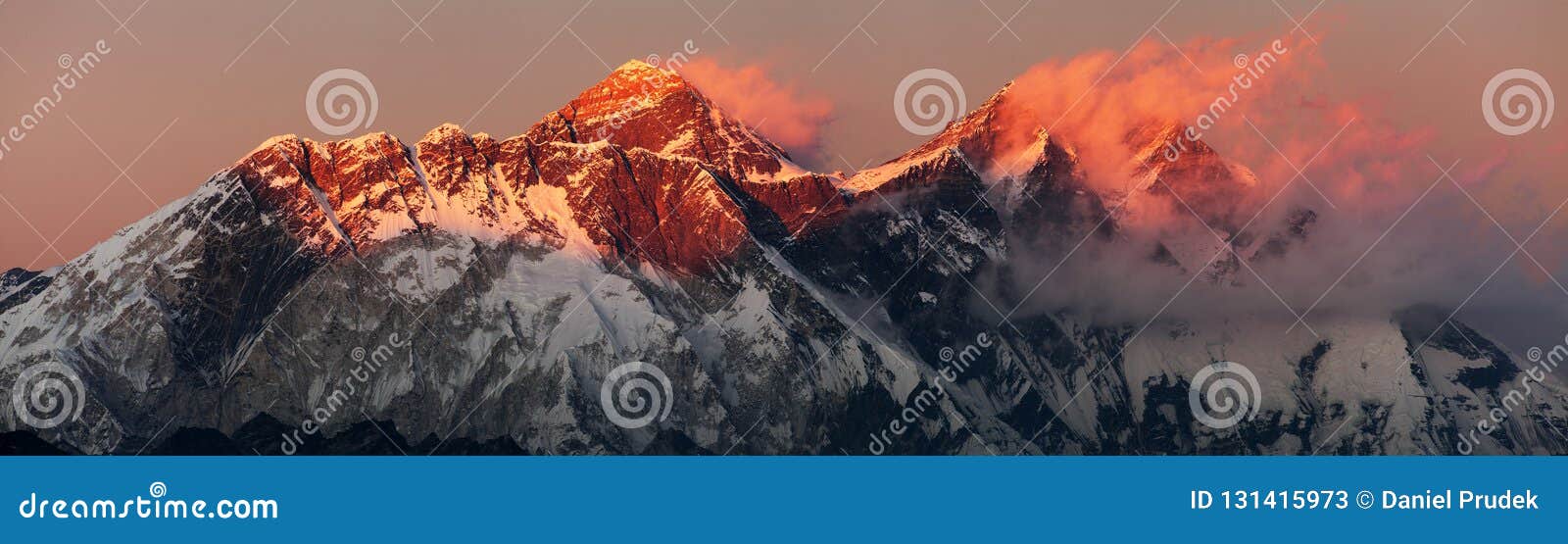 Igualación de la opinión coloreada roja de la puesta del sol de la cara del sur del monte Everest Lhotse y de la roca de Nuptse con las nubes hermosas del pueblo de Kongde, valle de Khumbu, Solukhumbu, montañas de Himalaya de Nepal