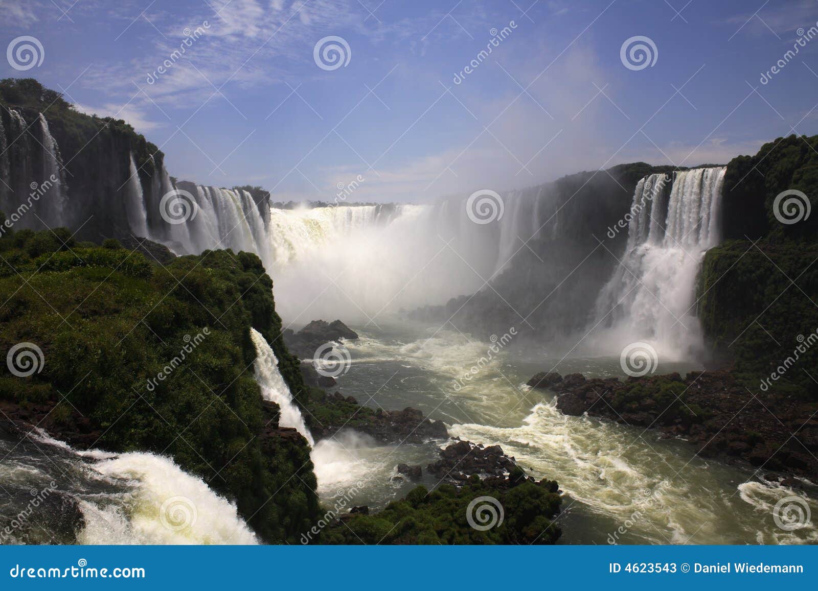 iguassu (iguazu; iguaÃÂ§u) falls - large waterfalls