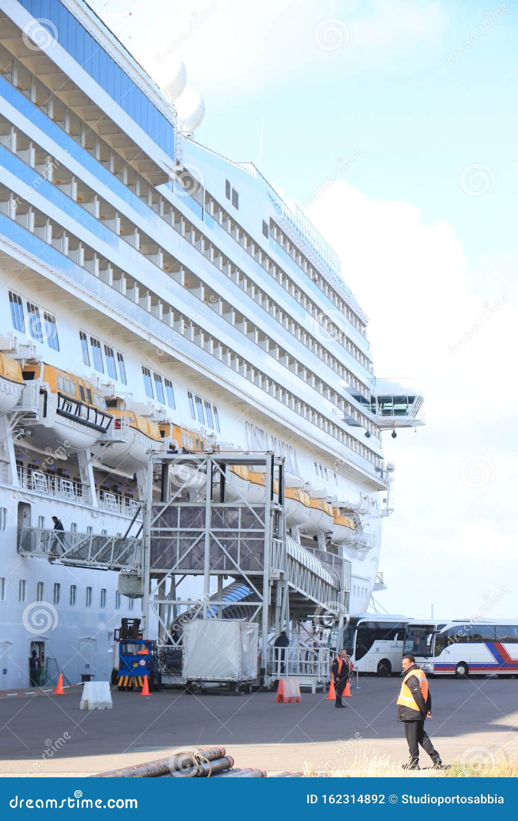 ijmuiden cruise terminal costa