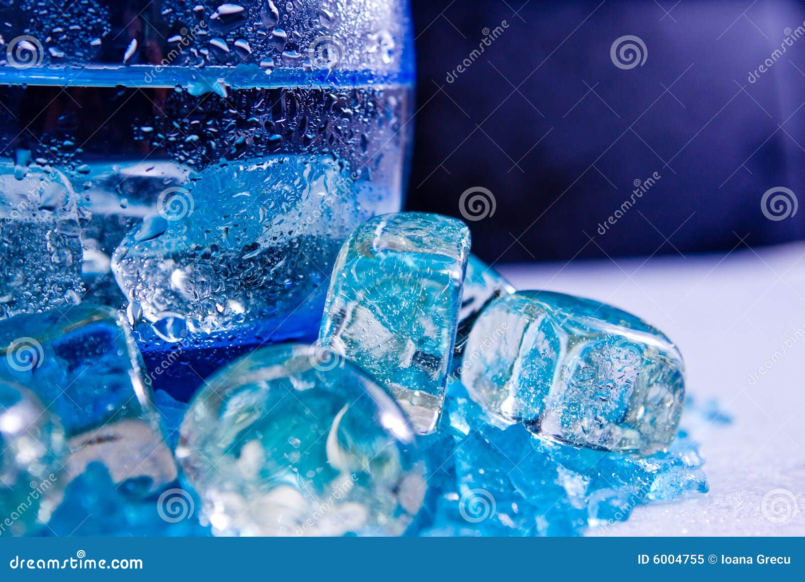 Лед в воде задача. Холодное стекло. Вода со льдом фон. Вода и лед картинки. Красивое Холодное стекло.