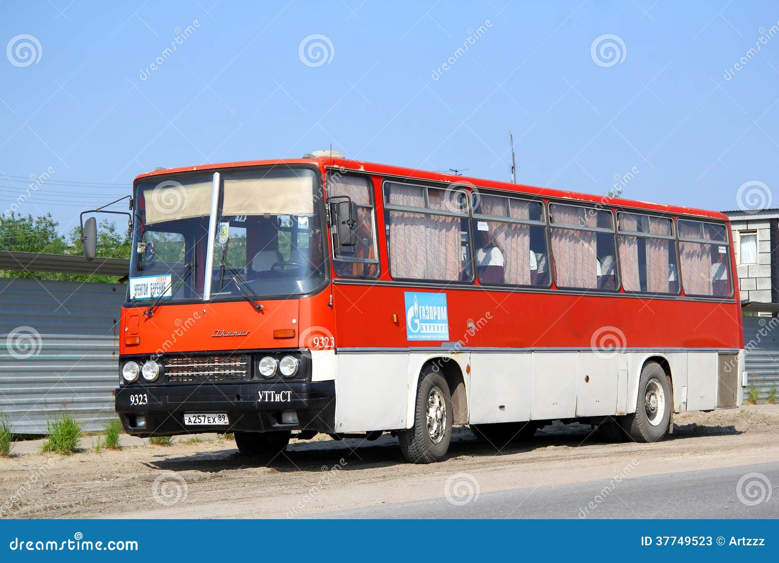 NOVYY URENGOY - 17-ОЕ ИЮЛЯ 2013: Тренер Ikarus 256 компании автобусного транспорта UTTiST на улице города.