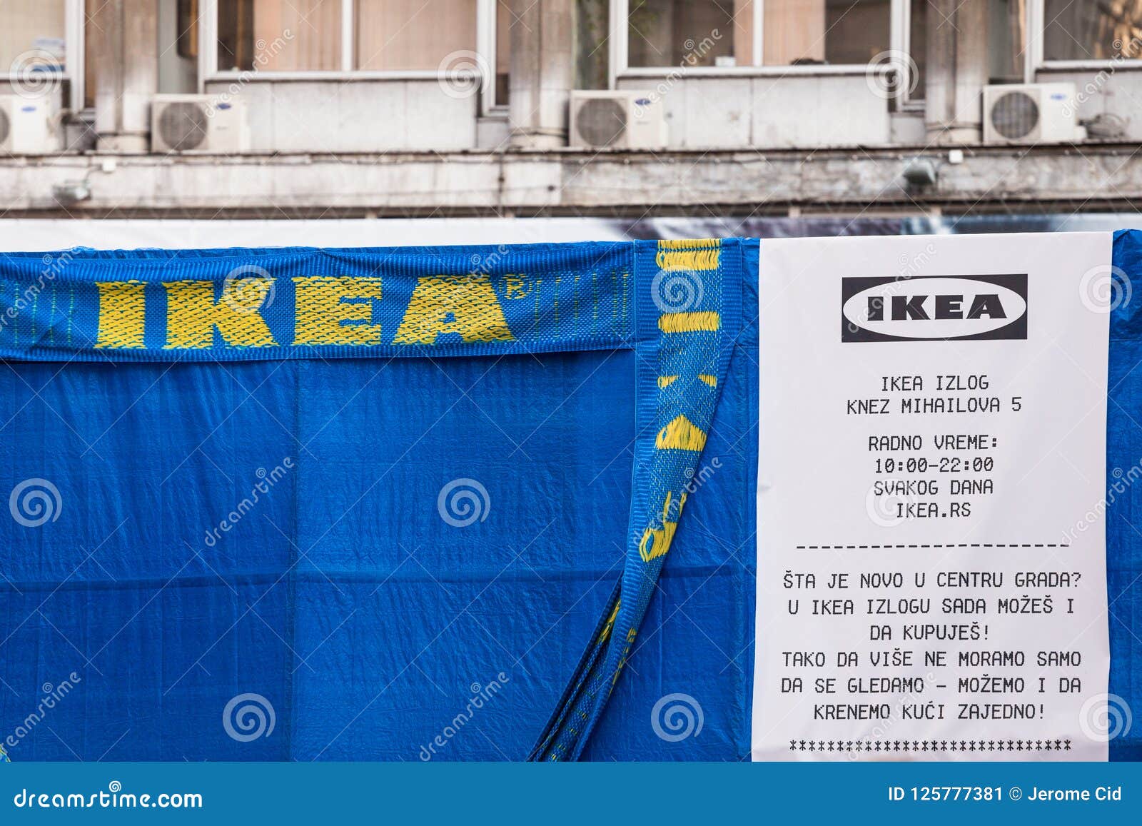 Ikea-embleem Op Een Reuzeadvertentie Op Van Hun Winkel Van Belgrado Ikea is Een Zweeds Merk Gespecialiseerd in Meubilai Redactionele Foto - Image of toestellen, belgrado: 125777381