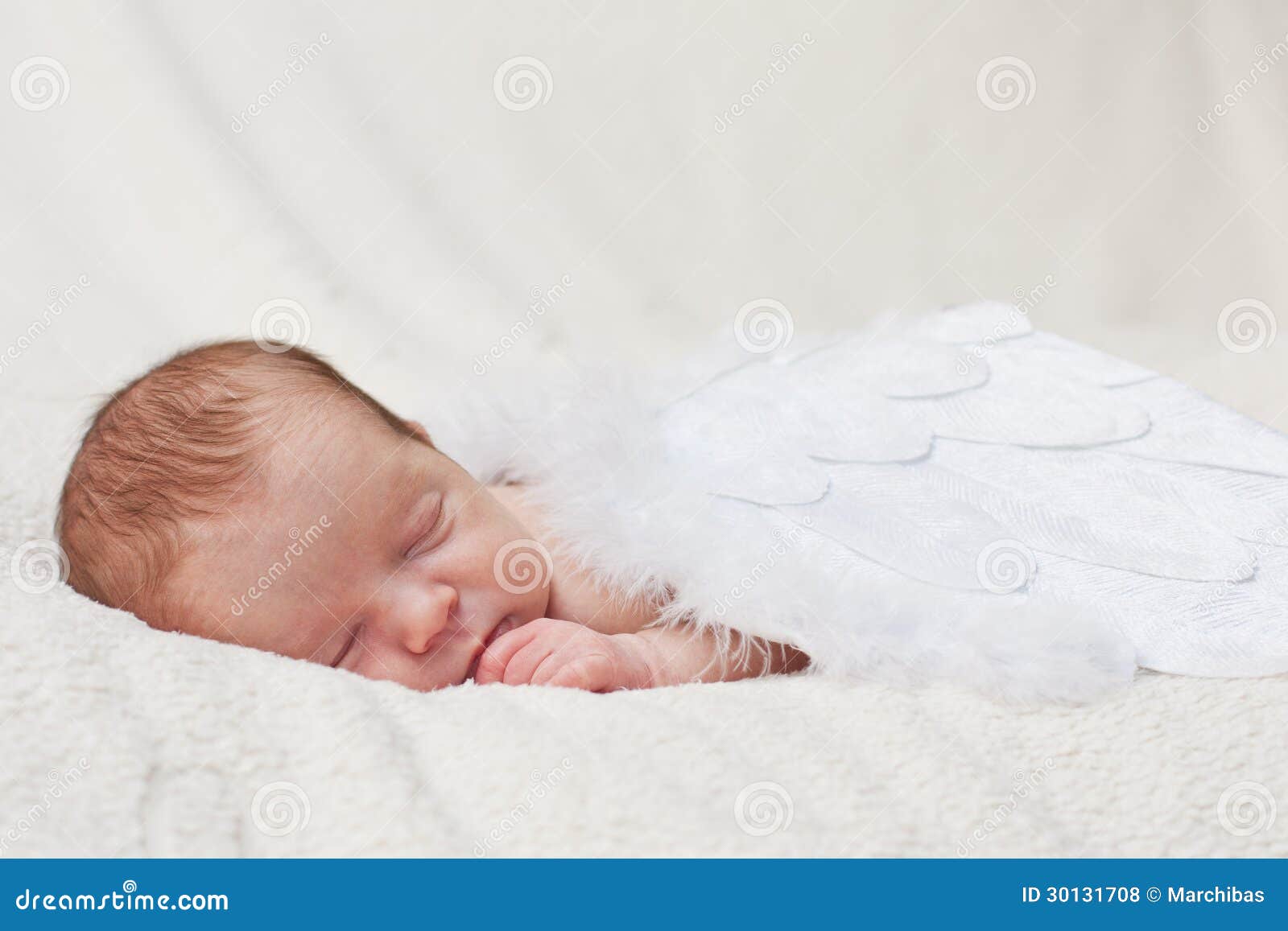 Sonno Neonato Sulle Ali Degli Angeli Fotografia Stock - Immagine di  coperta, angelo: 30131708