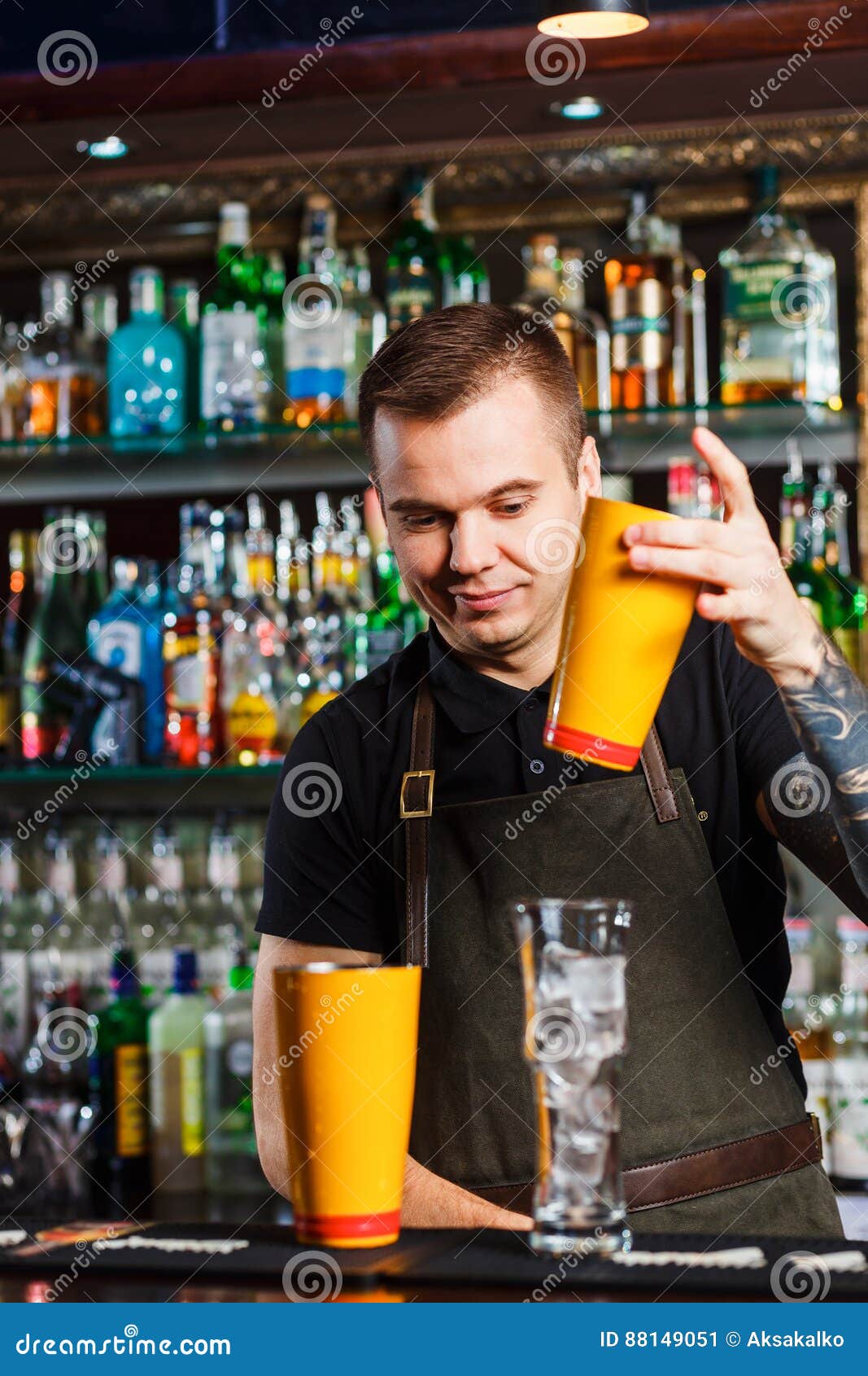 Il barista che fa cocktail immagine stock. Immagine di grembiule 88149051