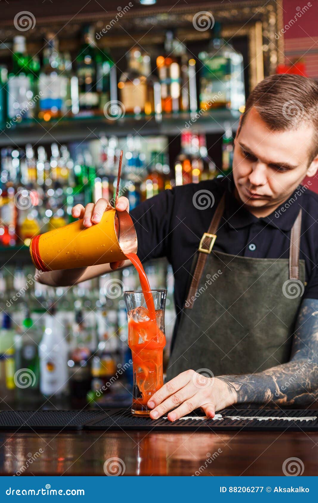 Il barista che fa cocktail immagine stock. Immagine di moderno 88206277